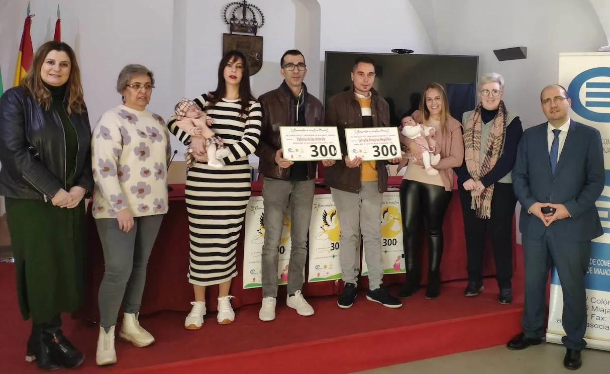 Las pequeñas Valeria Arias (izq), y Estrella Hinojosa (dcha), en la entrega de cheques por sus nacimientos /cedida