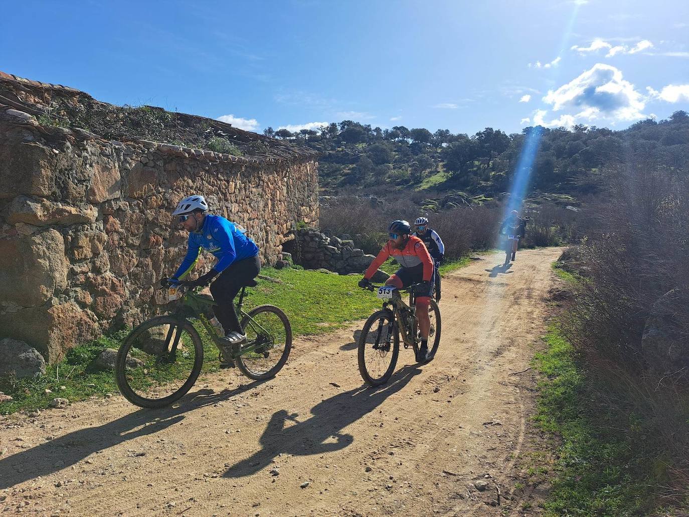 Miajadas volvió a convertirse un año más en punto referente del ciclismo con su famosa prueba Titán de los Ríos, congregando lo mejor del panorama nacional en un paraje natural incomparable. 