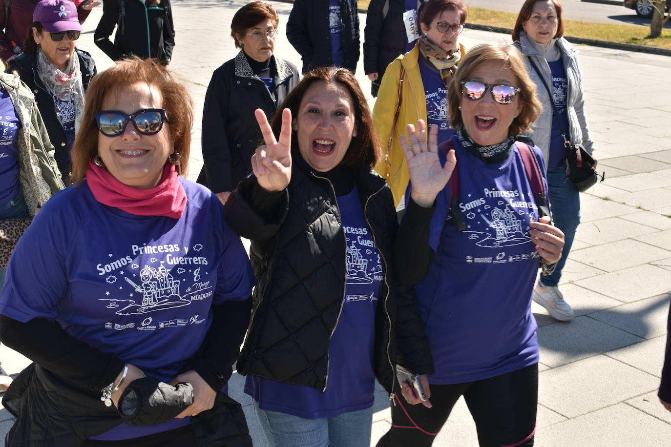 Con motivo de la Marcha del Día Internacional de la Mujer, Miajadas se llenó de Princesas y Guerreras que reivindicaban igualdad entre mujeres y hombres. Y lo hicieron acompañadas y apoyadas precisamente por muchos representantes del género masculino. Una marcha que recorre las calles de la localidad año tras año para dar visibilidad a esta lucha diaria que llevan a cabo desde las generaciones mayores hasta las más pequeñas, las que han vivido más trabas a las que están viviendo desde pequeñas que hay que pelear por seguir derribándolas. Tras la marcha, aún con energía para más, participaron en una Master Class de Zumba, y se llevó a cabo el sorteo de una bicicleta urbana entre todos los y las participantes de la marcha. Paula Rosas García fue la afortunada que volvió pedaleando a casa. 