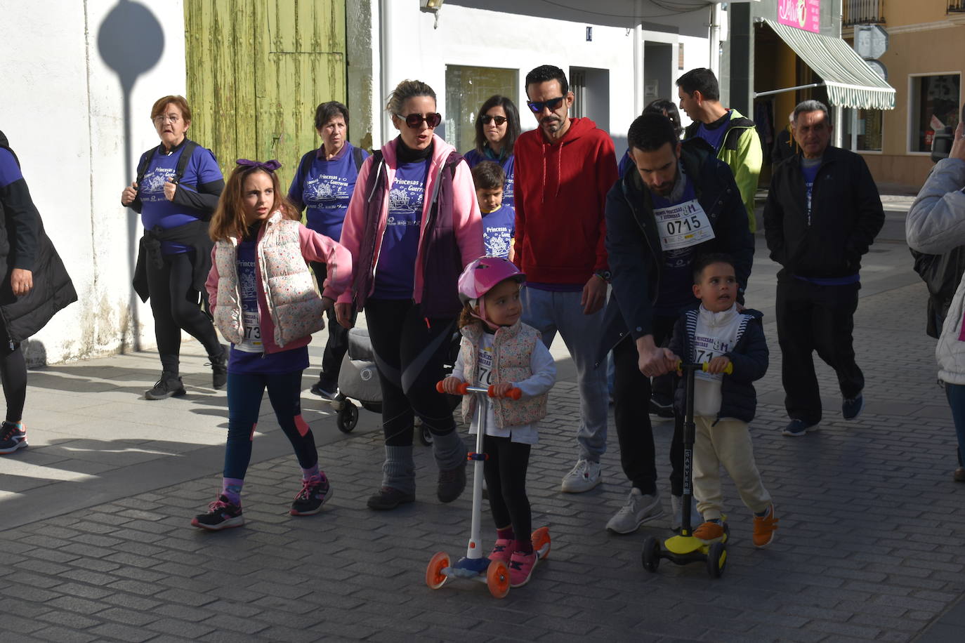 Con motivo de la Marcha del Día Internacional de la Mujer, Miajadas se llenó de Princesas y Guerreras que reivindicaban igualdad entre mujeres y hombres. Y lo hicieron acompañadas y apoyadas precisamente por muchos representantes del género masculino. Una marcha que recorre las calles de la localidad año tras año para dar visibilidad a esta lucha diaria que llevan a cabo desde las generaciones mayores hasta las más pequeñas, las que han vivido más trabas a las que están viviendo desde pequeñas que hay que pelear por seguir derribándolas. Tras la marcha, aún con energía para más, participaron en una Master Class de Zumba, y se llevó a cabo el sorteo de una bicicleta urbana entre todos los y las participantes de la marcha. Paula Rosas García fue la afortunada que volvió pedaleando a casa. 