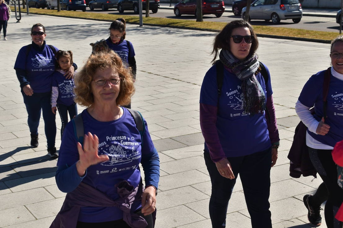 Con motivo de la Marcha del Día Internacional de la Mujer, Miajadas se llenó de Princesas y Guerreras que reivindicaban igualdad entre mujeres y hombres. Y lo hicieron acompañadas y apoyadas precisamente por muchos representantes del género masculino. Una marcha que recorre las calles de la localidad año tras año para dar visibilidad a esta lucha diaria que llevan a cabo desde las generaciones mayores hasta las más pequeñas, las que han vivido más trabas a las que están viviendo desde pequeñas que hay que pelear por seguir derribándolas. Tras la marcha, aún con energía para más, participaron en una Master Class de Zumba, y se llevó a cabo el sorteo de una bicicleta urbana entre todos los y las participantes de la marcha. Paula Rosas García fue la afortunada que volvió pedaleando a casa. 