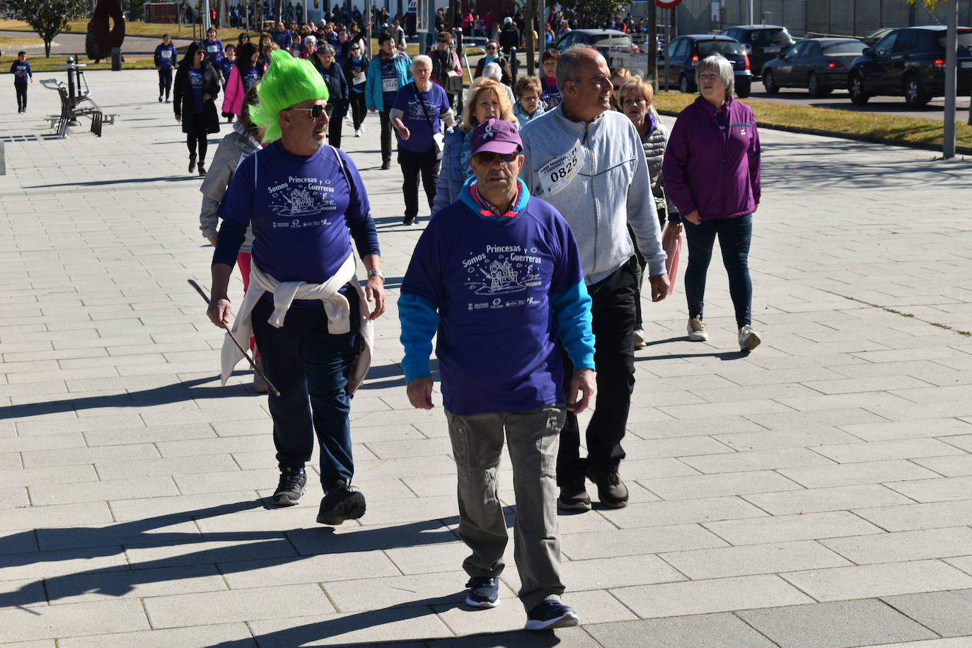 Con motivo de la Marcha del Día Internacional de la Mujer, Miajadas se llenó de Princesas y Guerreras que reivindicaban igualdad entre mujeres y hombres. Y lo hicieron acompañadas y apoyadas precisamente por muchos representantes del género masculino. Una marcha que recorre las calles de la localidad año tras año para dar visibilidad a esta lucha diaria que llevan a cabo desde las generaciones mayores hasta las más pequeñas, las que han vivido más trabas a las que están viviendo desde pequeñas que hay que pelear por seguir derribándolas. Tras la marcha, aún con energía para más, participaron en una Master Class de Zumba, y se llevó a cabo el sorteo de una bicicleta urbana entre todos los y las participantes de la marcha. Paula Rosas García fue la afortunada que volvió pedaleando a casa. 