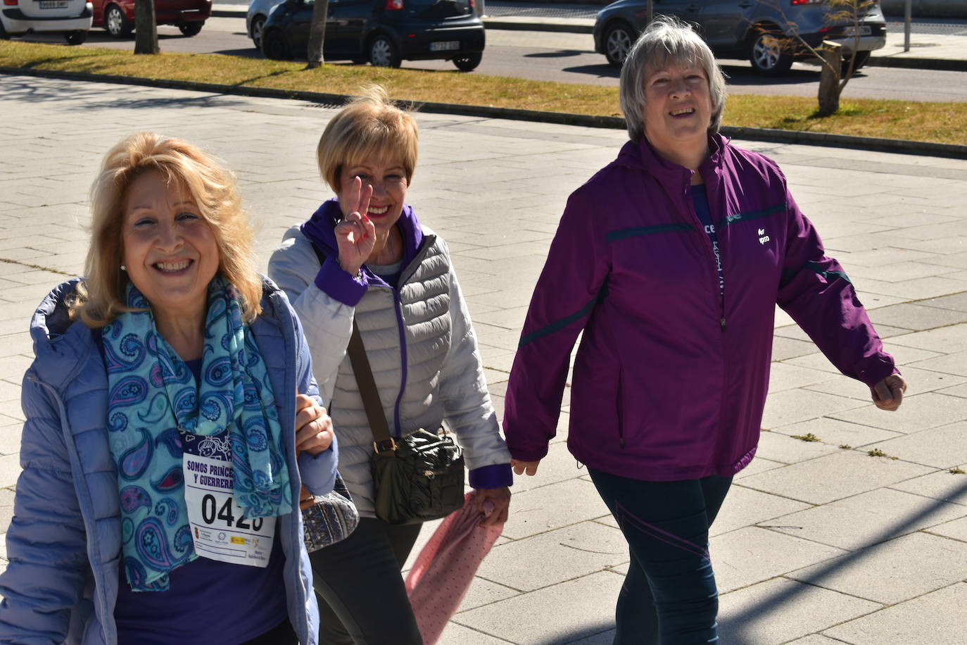 Con motivo de la Marcha del Día Internacional de la Mujer, Miajadas se llenó de Princesas y Guerreras que reivindicaban igualdad entre mujeres y hombres. Y lo hicieron acompañadas y apoyadas precisamente por muchos representantes del género masculino. Una marcha que recorre las calles de la localidad año tras año para dar visibilidad a esta lucha diaria que llevan a cabo desde las generaciones mayores hasta las más pequeñas, las que han vivido más trabas a las que están viviendo desde pequeñas que hay que pelear por seguir derribándolas. Tras la marcha, aún con energía para más, participaron en una Master Class de Zumba, y se llevó a cabo el sorteo de una bicicleta urbana entre todos los y las participantes de la marcha. Paula Rosas García fue la afortunada que volvió pedaleando a casa. 