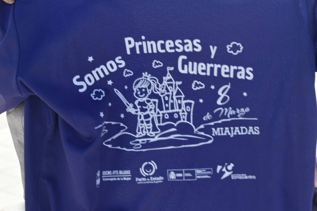 Con motivo de la Marcha del Día Internacional de la Mujer, Miajadas se llenó de Princesas y Guerreras que reivindicaban igualdad entre mujeres y hombres. Y lo hicieron acompañadas y apoyadas precisamente por muchos representantes del género masculino. Una marcha que recorre las calles de la localidad año tras año para dar visibilidad a esta lucha diaria que llevan a cabo desde las generaciones mayores hasta las más pequeñas, las que han vivido más trabas a las que están viviendo desde pequeñas que hay que pelear por seguir derribándolas. Tras la marcha, aún con energía para más, participaron en una Master Class de Zumba, y se llevó a cabo el sorteo de una bicicleta urbana entre todos los y las participantes de la marcha. Paula Rosas García fue la afortunada que volvió pedaleando a casa. 