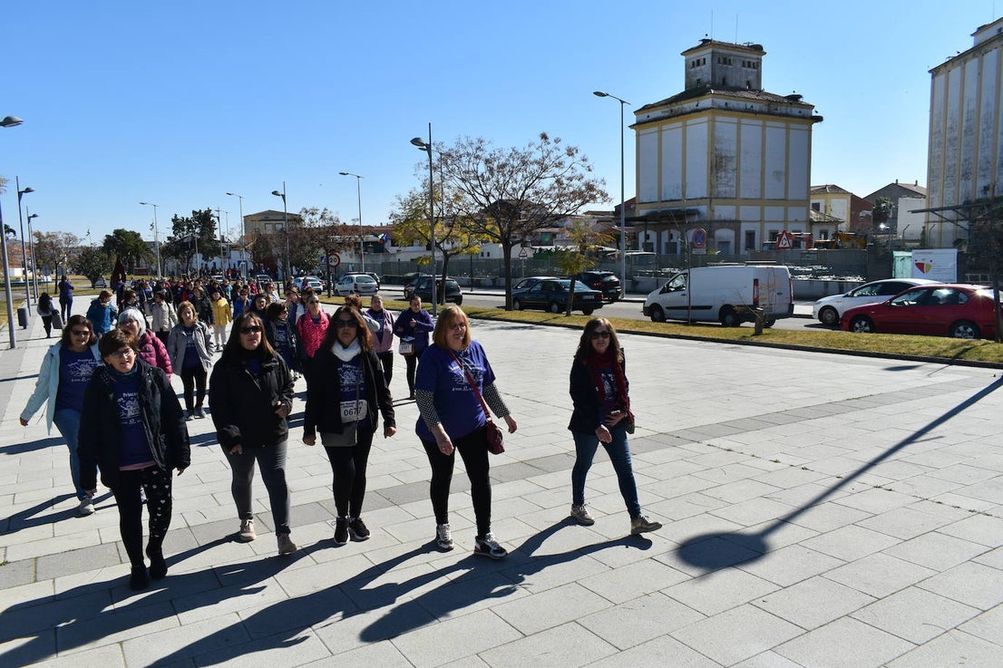 Con motivo de la Marcha del Día Internacional de la Mujer, Miajadas se llenó de Princesas y Guerreras que reivindicaban igualdad entre mujeres y hombres. Y lo hicieron acompañadas y apoyadas precisamente por muchos representantes del género masculino. Una marcha que recorre las calles de la localidad año tras año para dar visibilidad a esta lucha diaria que llevan a cabo desde las generaciones mayores hasta las más pequeñas, las que han vivido más trabas a las que están viviendo desde pequeñas que hay que pelear por seguir derribándolas. Tras la marcha, aún con energía para más, participaron en una Master Class de Zumba, y se llevó a cabo el sorteo de una bicicleta urbana entre todos los y las participantes de la marcha. Paula Rosas García fue la afortunada que volvió pedaleando a casa. 