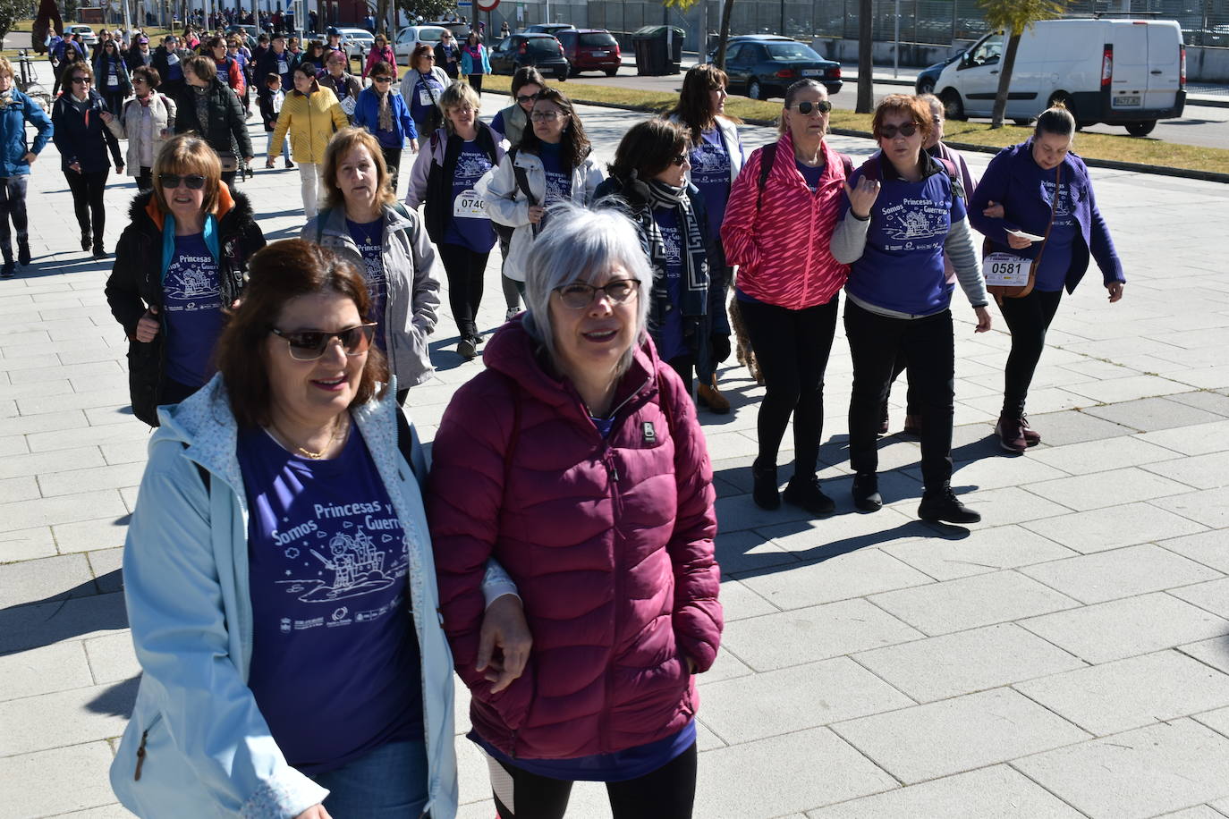 Con motivo de la Marcha del Día Internacional de la Mujer, Miajadas se llenó de Princesas y Guerreras que reivindicaban igualdad entre mujeres y hombres. Y lo hicieron acompañadas y apoyadas precisamente por muchos representantes del género masculino. Una marcha que recorre las calles de la localidad año tras año para dar visibilidad a esta lucha diaria que llevan a cabo desde las generaciones mayores hasta las más pequeñas, las que han vivido más trabas a las que están viviendo desde pequeñas que hay que pelear por seguir derribándolas. Tras la marcha, aún con energía para más, participaron en una Master Class de Zumba, y se llevó a cabo el sorteo de una bicicleta urbana entre todos los y las participantes de la marcha. Paula Rosas García fue la afortunada que volvió pedaleando a casa. 