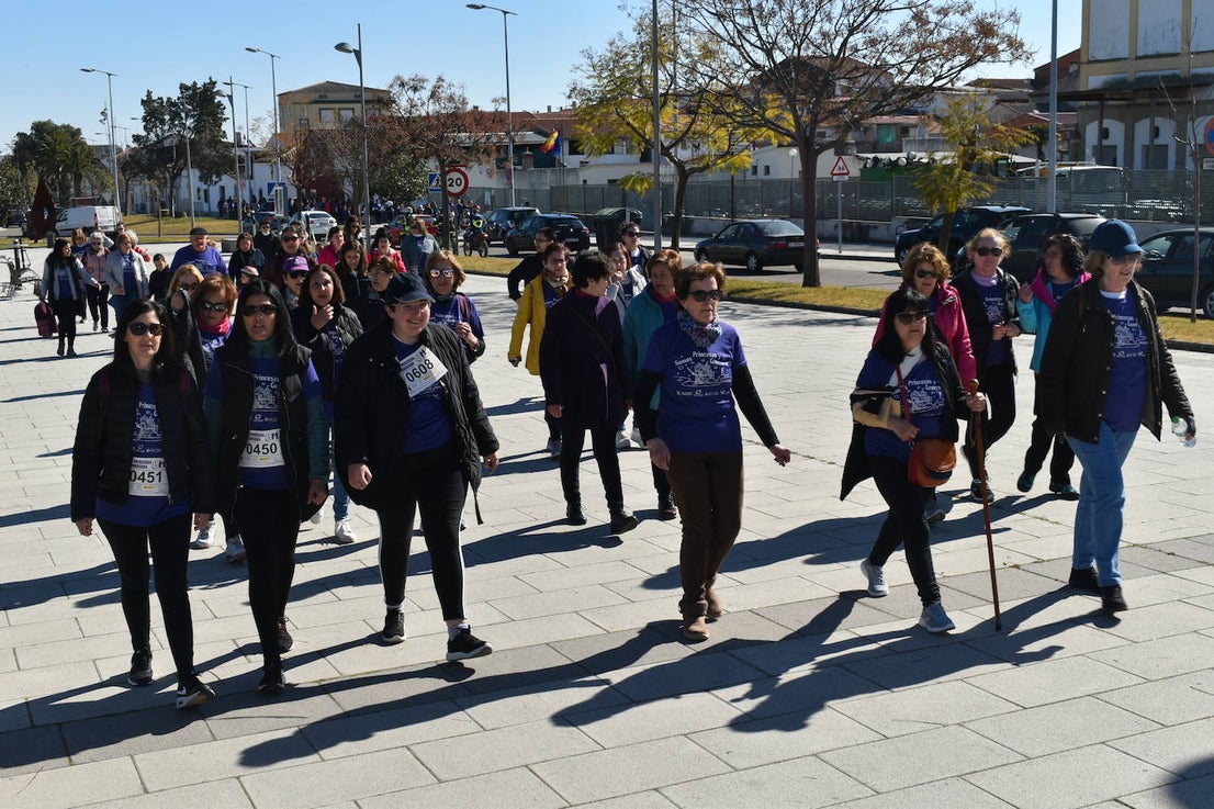 Con motivo de la Marcha del Día Internacional de la Mujer, Miajadas se llenó de Princesas y Guerreras que reivindicaban igualdad entre mujeres y hombres. Y lo hicieron acompañadas y apoyadas precisamente por muchos representantes del género masculino. Una marcha que recorre las calles de la localidad año tras año para dar visibilidad a esta lucha diaria que llevan a cabo desde las generaciones mayores hasta las más pequeñas, las que han vivido más trabas a las que están viviendo desde pequeñas que hay que pelear por seguir derribándolas. Tras la marcha, aún con energía para más, participaron en una Master Class de Zumba, y se llevó a cabo el sorteo de una bicicleta urbana entre todos los y las participantes de la marcha. Paula Rosas García fue la afortunada que volvió pedaleando a casa. 