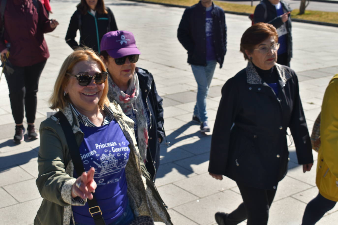 Con motivo de la Marcha del Día Internacional de la Mujer, Miajadas se llenó de Princesas y Guerreras que reivindicaban igualdad entre mujeres y hombres. Y lo hicieron acompañadas y apoyadas precisamente por muchos representantes del género masculino. Una marcha que recorre las calles de la localidad año tras año para dar visibilidad a esta lucha diaria que llevan a cabo desde las generaciones mayores hasta las más pequeñas, las que han vivido más trabas a las que están viviendo desde pequeñas que hay que pelear por seguir derribándolas. Tras la marcha, aún con energía para más, participaron en una Master Class de Zumba, y se llevó a cabo el sorteo de una bicicleta urbana entre todos los y las participantes de la marcha. Paula Rosas García fue la afortunada que volvió pedaleando a casa. 