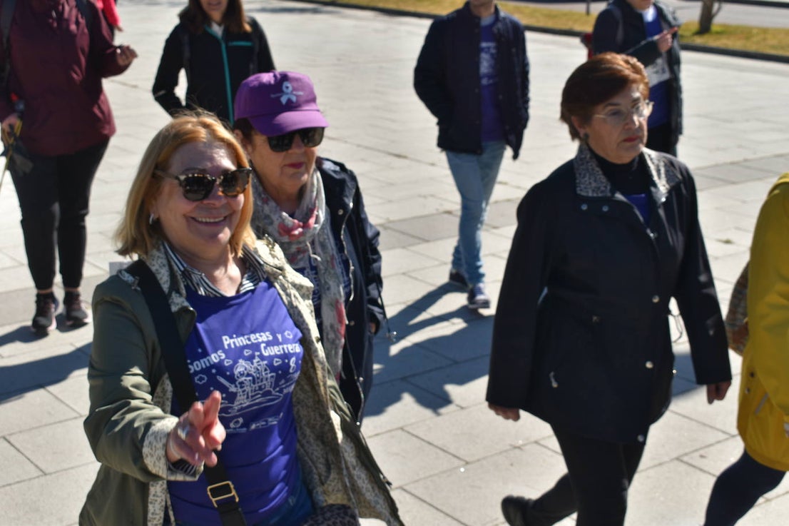 Con motivo de la Marcha del Día Internacional de la Mujer, Miajadas se llenó de Princesas y Guerreras que reivindicaban igualdad entre mujeres y hombres. Y lo hicieron acompañadas y apoyadas precisamente por muchos representantes del género masculino. Una marcha que recorre las calles de la localidad año tras año para dar visibilidad a esta lucha diaria que llevan a cabo desde las generaciones mayores hasta las más pequeñas, las que han vivido más trabas a las que están viviendo desde pequeñas que hay que pelear por seguir derribándolas. Tras la marcha, aún con energía para más, participaron en una Master Class de Zumba, y se llevó a cabo el sorteo de una bicicleta urbana entre todos los y las participantes de la marcha. Paula Rosas García fue la afortunada que volvió pedaleando a casa. 