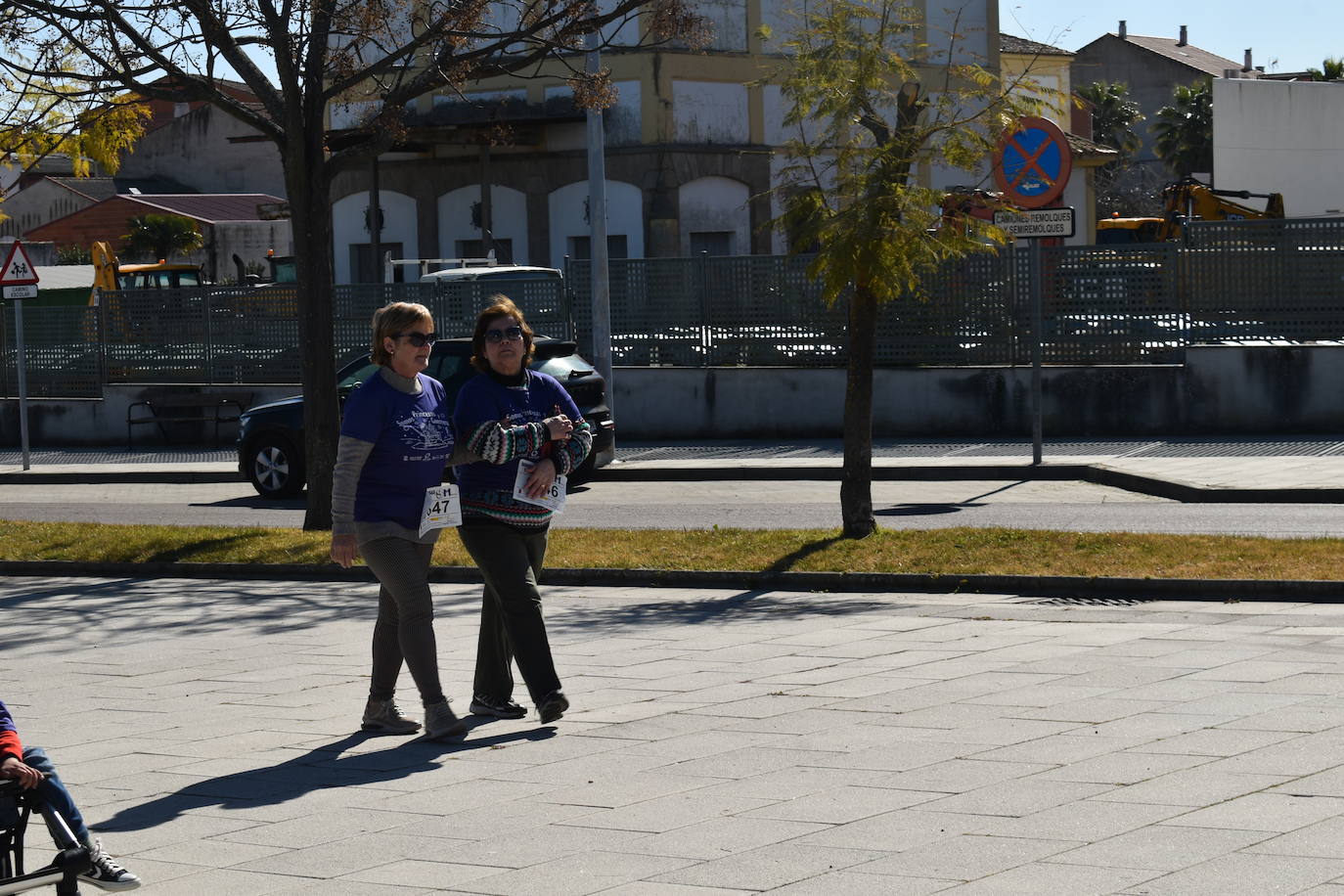 Con motivo de la Marcha del Día Internacional de la Mujer, Miajadas se llenó de Princesas y Guerreras que reivindicaban igualdad entre mujeres y hombres. Y lo hicieron acompañadas y apoyadas precisamente por muchos representantes del género masculino. Una marcha que recorre las calles de la localidad año tras año para dar visibilidad a esta lucha diaria que llevan a cabo desde las generaciones mayores hasta las más pequeñas, las que han vivido más trabas a las que están viviendo desde pequeñas que hay que pelear por seguir derribándolas. Tras la marcha, aún con energía para más, participaron en una Master Class de Zumba, y se llevó a cabo el sorteo de una bicicleta urbana entre todos los y las participantes de la marcha. Paula Rosas García fue la afortunada que volvió pedaleando a casa. 