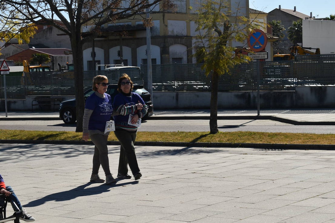 Con motivo de la Marcha del Día Internacional de la Mujer, Miajadas se llenó de Princesas y Guerreras que reivindicaban igualdad entre mujeres y hombres. Y lo hicieron acompañadas y apoyadas precisamente por muchos representantes del género masculino. Una marcha que recorre las calles de la localidad año tras año para dar visibilidad a esta lucha diaria que llevan a cabo desde las generaciones mayores hasta las más pequeñas, las que han vivido más trabas a las que están viviendo desde pequeñas que hay que pelear por seguir derribándolas. Tras la marcha, aún con energía para más, participaron en una Master Class de Zumba, y se llevó a cabo el sorteo de una bicicleta urbana entre todos los y las participantes de la marcha. Paula Rosas García fue la afortunada que volvió pedaleando a casa. 