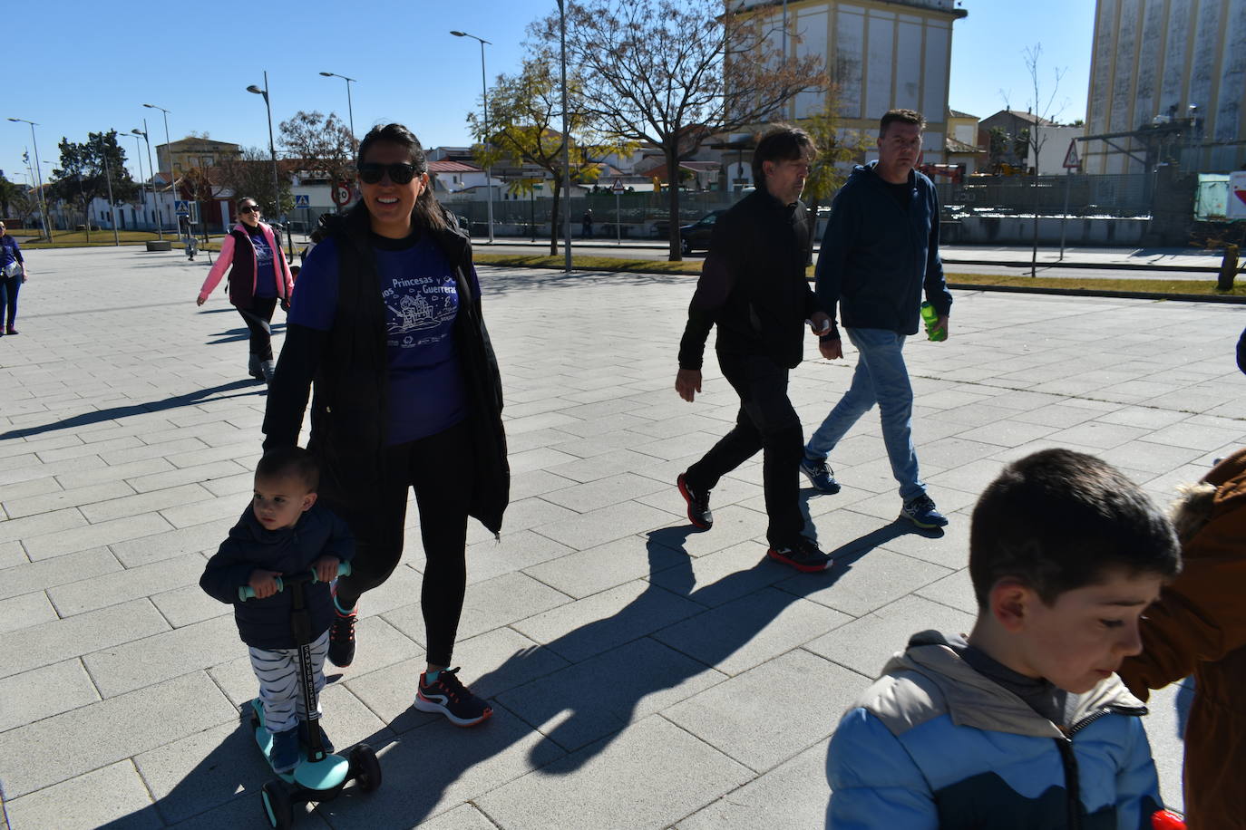 Con motivo de la Marcha del Día Internacional de la Mujer, Miajadas se llenó de Princesas y Guerreras que reivindicaban igualdad entre mujeres y hombres. Y lo hicieron acompañadas y apoyadas precisamente por muchos representantes del género masculino. Una marcha que recorre las calles de la localidad año tras año para dar visibilidad a esta lucha diaria que llevan a cabo desde las generaciones mayores hasta las más pequeñas, las que han vivido más trabas a las que están viviendo desde pequeñas que hay que pelear por seguir derribándolas. Tras la marcha, aún con energía para más, participaron en una Master Class de Zumba, y se llevó a cabo el sorteo de una bicicleta urbana entre todos los y las participantes de la marcha. Paula Rosas García fue la afortunada que volvió pedaleando a casa. 