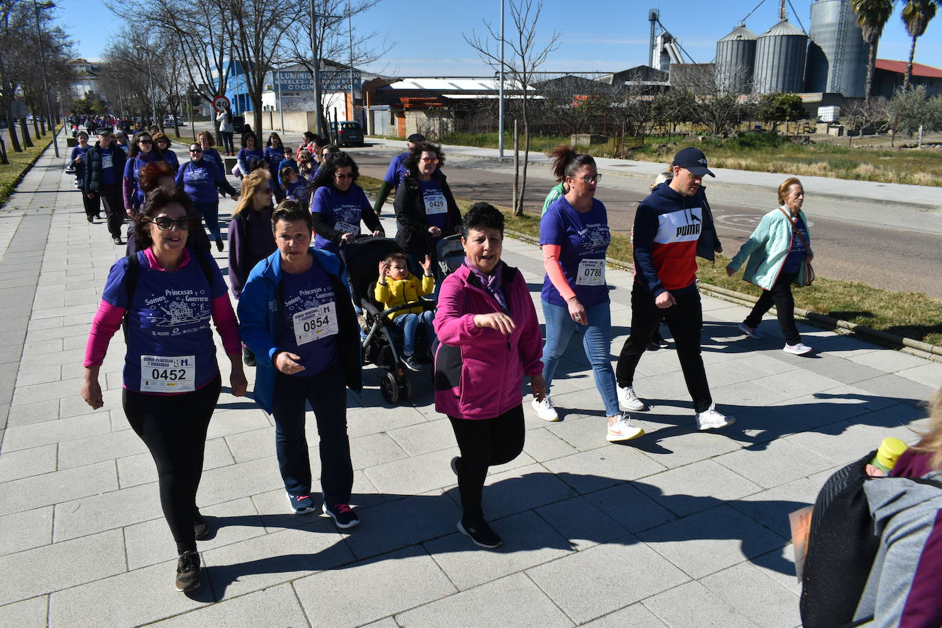 Con motivo de la Marcha del Día Internacional de la Mujer, Miajadas se llenó de Princesas y Guerreras que reivindicaban igualdad entre mujeres y hombres. Y lo hicieron acompañadas y apoyadas precisamente por muchos representantes del género masculino. Una marcha que recorre las calles de la localidad año tras año para dar visibilidad a esta lucha diaria que llevan a cabo desde las generaciones mayores hasta las más pequeñas, las que han vivido más trabas a las que están viviendo desde pequeñas que hay que pelear por seguir derribándolas. Tras la marcha, aún con energía para más, participaron en una Master Class de Zumba, y se llevó a cabo el sorteo de una bicicleta urbana entre todos los y las participantes de la marcha. Paula Rosas García fue la afortunada que volvió pedaleando a casa. 