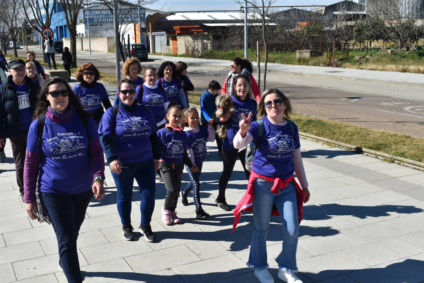 Con motivo de la Marcha del Día Internacional de la Mujer, Miajadas se llenó de Princesas y Guerreras que reivindicaban igualdad entre mujeres y hombres. Y lo hicieron acompañadas y apoyadas precisamente por muchos representantes del género masculino. Una marcha que recorre las calles de la localidad año tras año para dar visibilidad a esta lucha diaria que llevan a cabo desde las generaciones mayores hasta las más pequeñas, las que han vivido más trabas a las que están viviendo desde pequeñas que hay que pelear por seguir derribándolas. Tras la marcha, aún con energía para más, participaron en una Master Class de Zumba, y se llevó a cabo el sorteo de una bicicleta urbana entre todos los y las participantes de la marcha. Paula Rosas García fue la afortunada que volvió pedaleando a casa. 