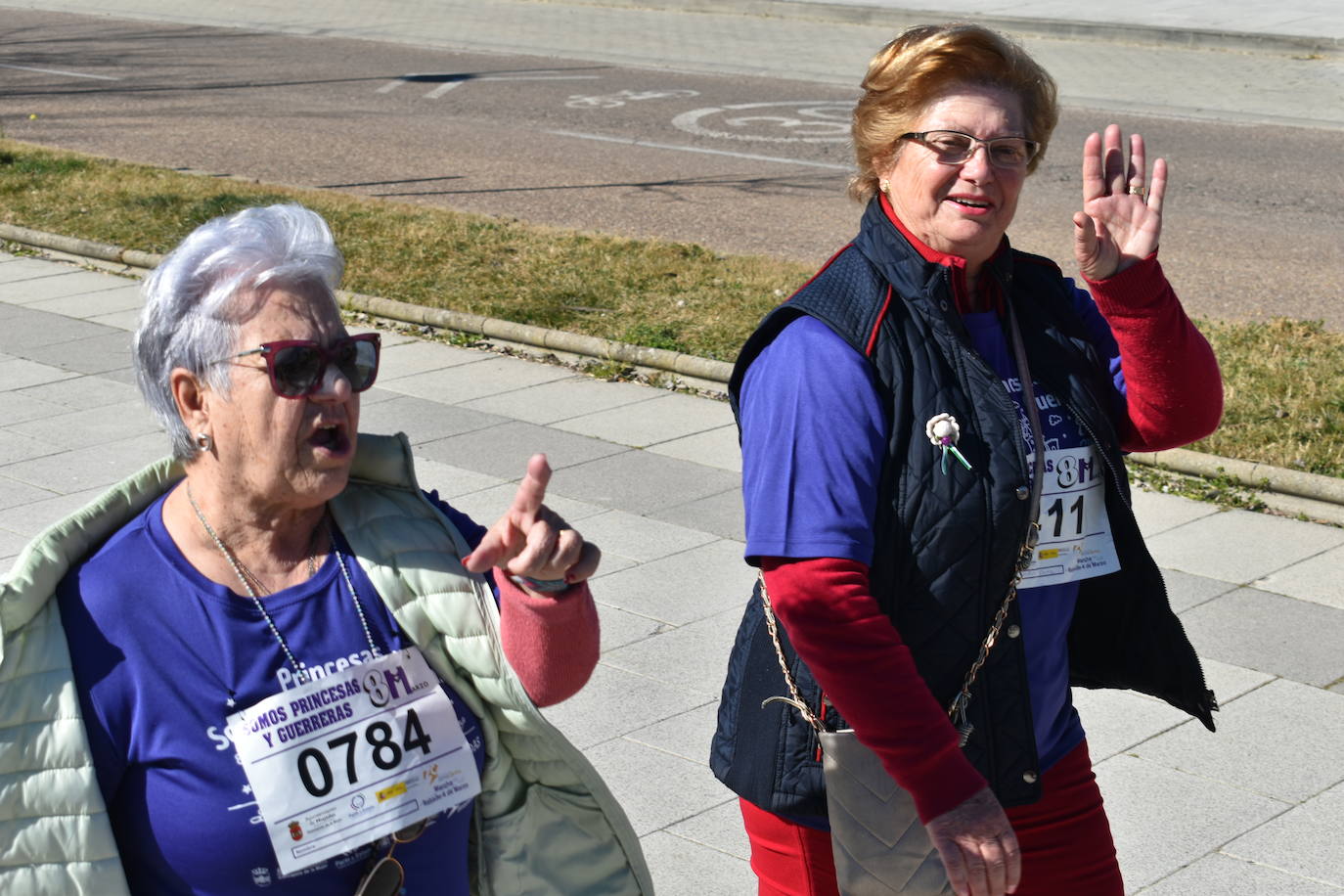 Con motivo de la Marcha del Día Internacional de la Mujer, Miajadas se llenó de Princesas y Guerreras que reivindicaban igualdad entre mujeres y hombres. Y lo hicieron acompañadas y apoyadas precisamente por muchos representantes del género masculino. Una marcha que recorre las calles de la localidad año tras año para dar visibilidad a esta lucha diaria que llevan a cabo desde las generaciones mayores hasta las más pequeñas, las que han vivido más trabas a las que están viviendo desde pequeñas que hay que pelear por seguir derribándolas. Tras la marcha, aún con energía para más, participaron en una Master Class de Zumba, y se llevó a cabo el sorteo de una bicicleta urbana entre todos los y las participantes de la marcha. Paula Rosas García fue la afortunada que volvió pedaleando a casa. 