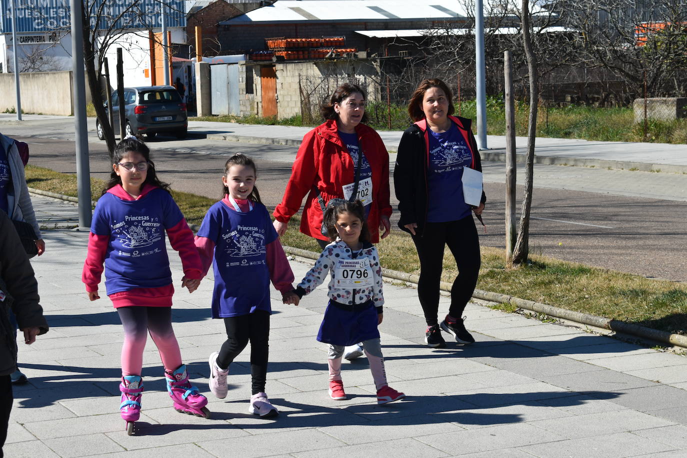 Con motivo de la Marcha del Día Internacional de la Mujer, Miajadas se llenó de Princesas y Guerreras que reivindicaban igualdad entre mujeres y hombres. Y lo hicieron acompañadas y apoyadas precisamente por muchos representantes del género masculino. Una marcha que recorre las calles de la localidad año tras año para dar visibilidad a esta lucha diaria que llevan a cabo desde las generaciones mayores hasta las más pequeñas, las que han vivido más trabas a las que están viviendo desde pequeñas que hay que pelear por seguir derribándolas. Tras la marcha, aún con energía para más, participaron en una Master Class de Zumba, y se llevó a cabo el sorteo de una bicicleta urbana entre todos los y las participantes de la marcha. Paula Rosas García fue la afortunada que volvió pedaleando a casa. 