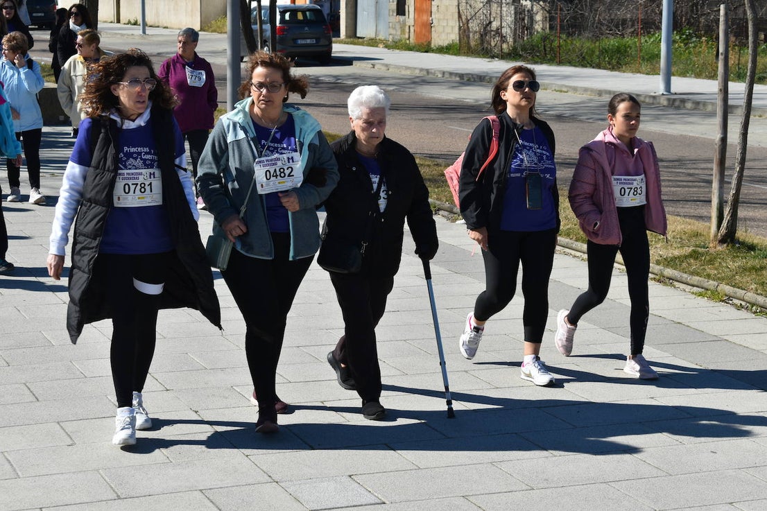 Con motivo de la Marcha del Día Internacional de la Mujer, Miajadas se llenó de Princesas y Guerreras que reivindicaban igualdad entre mujeres y hombres. Y lo hicieron acompañadas y apoyadas precisamente por muchos representantes del género masculino. Una marcha que recorre las calles de la localidad año tras año para dar visibilidad a esta lucha diaria que llevan a cabo desde las generaciones mayores hasta las más pequeñas, las que han vivido más trabas a las que están viviendo desde pequeñas que hay que pelear por seguir derribándolas. Tras la marcha, aún con energía para más, participaron en una Master Class de Zumba, y se llevó a cabo el sorteo de una bicicleta urbana entre todos los y las participantes de la marcha. Paula Rosas García fue la afortunada que volvió pedaleando a casa. 