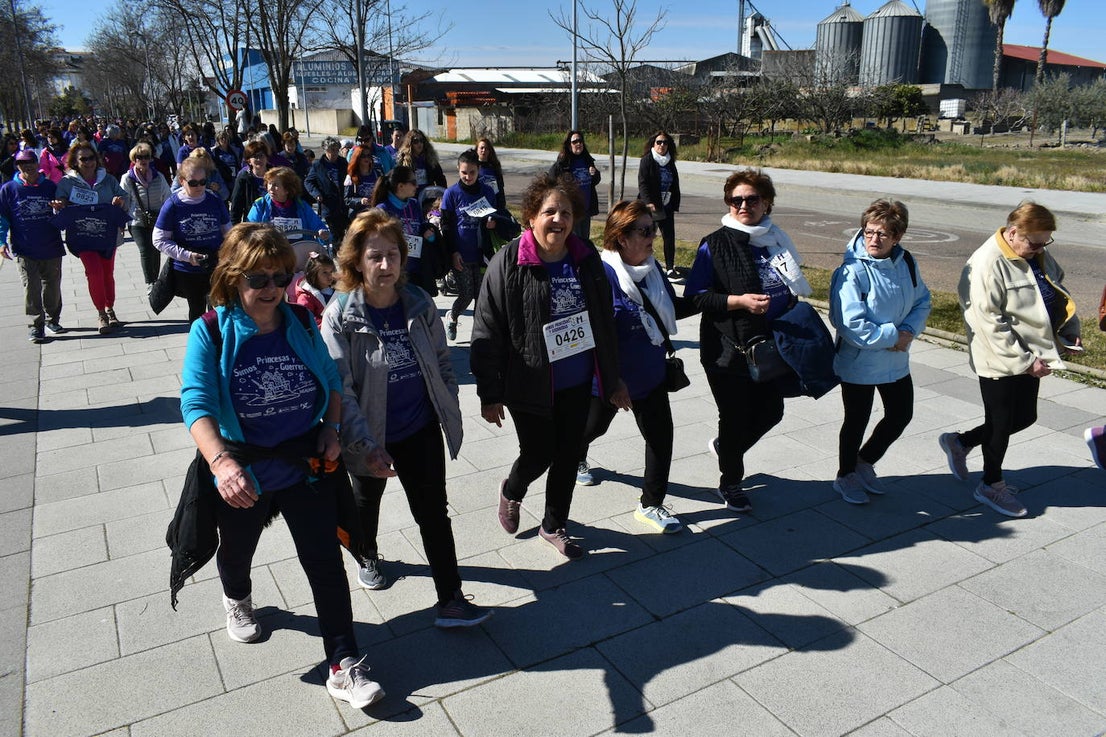 Con motivo de la Marcha del Día Internacional de la Mujer, Miajadas se llenó de Princesas y Guerreras que reivindicaban igualdad entre mujeres y hombres. Y lo hicieron acompañadas y apoyadas precisamente por muchos representantes del género masculino. Una marcha que recorre las calles de la localidad año tras año para dar visibilidad a esta lucha diaria que llevan a cabo desde las generaciones mayores hasta las más pequeñas, las que han vivido más trabas a las que están viviendo desde pequeñas que hay que pelear por seguir derribándolas. Tras la marcha, aún con energía para más, participaron en una Master Class de Zumba, y se llevó a cabo el sorteo de una bicicleta urbana entre todos los y las participantes de la marcha. Paula Rosas García fue la afortunada que volvió pedaleando a casa. 