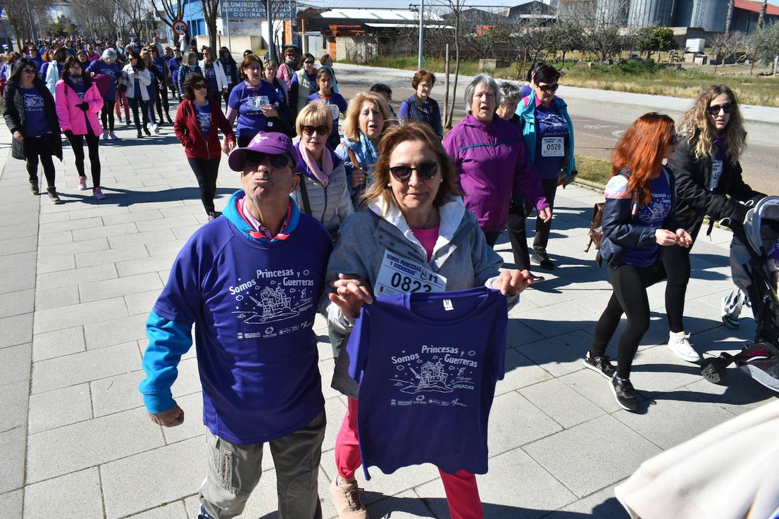 Con motivo de la Marcha del Día Internacional de la Mujer, Miajadas se llenó de Princesas y Guerreras que reivindicaban igualdad entre mujeres y hombres. Y lo hicieron acompañadas y apoyadas precisamente por muchos representantes del género masculino. Una marcha que recorre las calles de la localidad año tras año para dar visibilidad a esta lucha diaria que llevan a cabo desde las generaciones mayores hasta las más pequeñas, las que han vivido más trabas a las que están viviendo desde pequeñas que hay que pelear por seguir derribándolas. Tras la marcha, aún con energía para más, participaron en una Master Class de Zumba, y se llevó a cabo el sorteo de una bicicleta urbana entre todos los y las participantes de la marcha. Paula Rosas García fue la afortunada que volvió pedaleando a casa. 