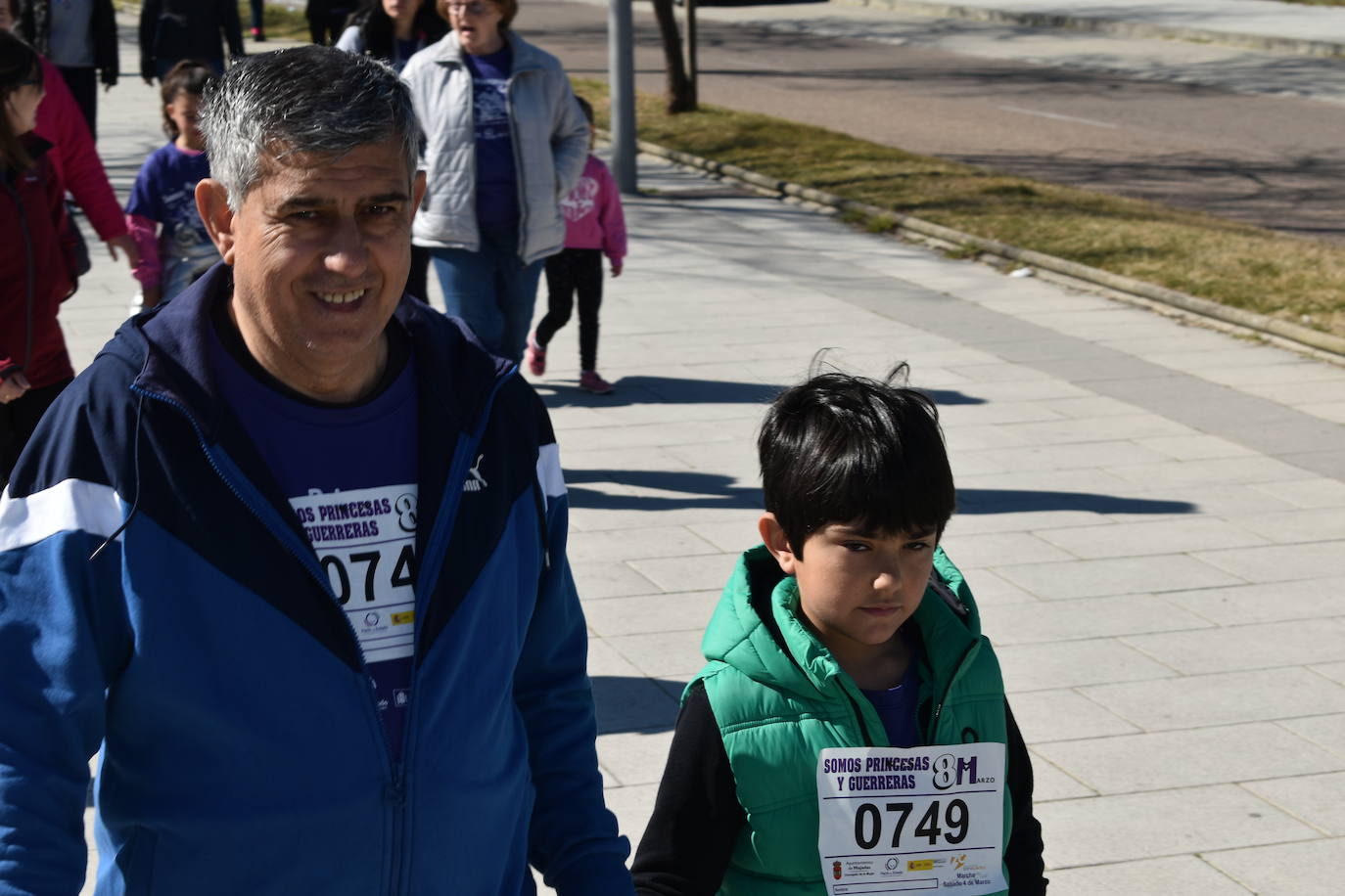 Con motivo de la Marcha del Día Internacional de la Mujer, Miajadas se llenó de Princesas y Guerreras que reivindicaban igualdad entre mujeres y hombres. Y lo hicieron acompañadas y apoyadas precisamente por muchos representantes del género masculino. Una marcha que recorre las calles de la localidad año tras año para dar visibilidad a esta lucha diaria que llevan a cabo desde las generaciones mayores hasta las más pequeñas, las que han vivido más trabas a las que están viviendo desde pequeñas que hay que pelear por seguir derribándolas. Tras la marcha, aún con energía para más, participaron en una Master Class de Zumba, y se llevó a cabo el sorteo de una bicicleta urbana entre todos los y las participantes de la marcha. Paula Rosas García fue la afortunada que volvió pedaleando a casa. 