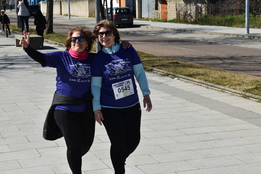 Con motivo de la Marcha del Día Internacional de la Mujer, Miajadas se llenó de Princesas y Guerreras que reivindicaban igualdad entre mujeres y hombres. Y lo hicieron acompañadas y apoyadas precisamente por muchos representantes del género masculino. Una marcha que recorre las calles de la localidad año tras año para dar visibilidad a esta lucha diaria que llevan a cabo desde las generaciones mayores hasta las más pequeñas, las que han vivido más trabas a las que están viviendo desde pequeñas que hay que pelear por seguir derribándolas. Tras la marcha, aún con energía para más, participaron en una Master Class de Zumba, y se llevó a cabo el sorteo de una bicicleta urbana entre todos los y las participantes de la marcha. Paula Rosas García fue la afortunada que volvió pedaleando a casa. 
