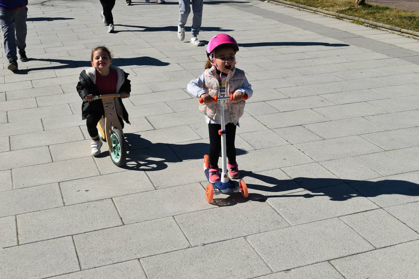 Con motivo de la Marcha del Día Internacional de la Mujer, Miajadas se llenó de Princesas y Guerreras que reivindicaban igualdad entre mujeres y hombres. Y lo hicieron acompañadas y apoyadas precisamente por muchos representantes del género masculino. Una marcha que recorre las calles de la localidad año tras año para dar visibilidad a esta lucha diaria que llevan a cabo desde las generaciones mayores hasta las más pequeñas, las que han vivido más trabas a las que están viviendo desde pequeñas que hay que pelear por seguir derribándolas. Tras la marcha, aún con energía para más, participaron en una Master Class de Zumba, y se llevó a cabo el sorteo de una bicicleta urbana entre todos los y las participantes de la marcha. Paula Rosas García fue la afortunada que volvió pedaleando a casa. 