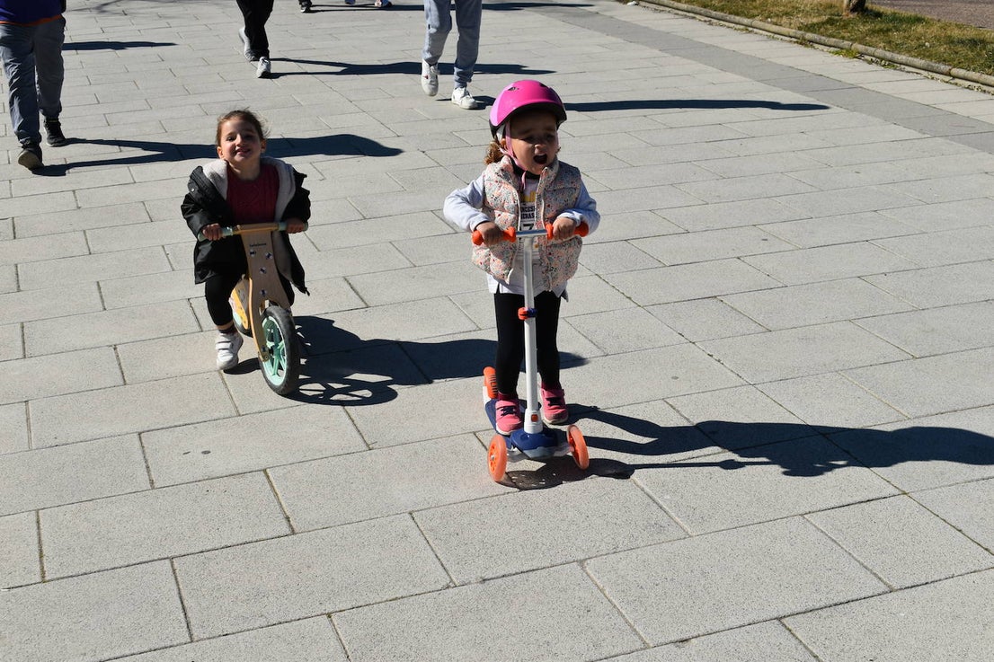 Con motivo de la Marcha del Día Internacional de la Mujer, Miajadas se llenó de Princesas y Guerreras que reivindicaban igualdad entre mujeres y hombres. Y lo hicieron acompañadas y apoyadas precisamente por muchos representantes del género masculino. Una marcha que recorre las calles de la localidad año tras año para dar visibilidad a esta lucha diaria que llevan a cabo desde las generaciones mayores hasta las más pequeñas, las que han vivido más trabas a las que están viviendo desde pequeñas que hay que pelear por seguir derribándolas. Tras la marcha, aún con energía para más, participaron en una Master Class de Zumba, y se llevó a cabo el sorteo de una bicicleta urbana entre todos los y las participantes de la marcha. Paula Rosas García fue la afortunada que volvió pedaleando a casa. 