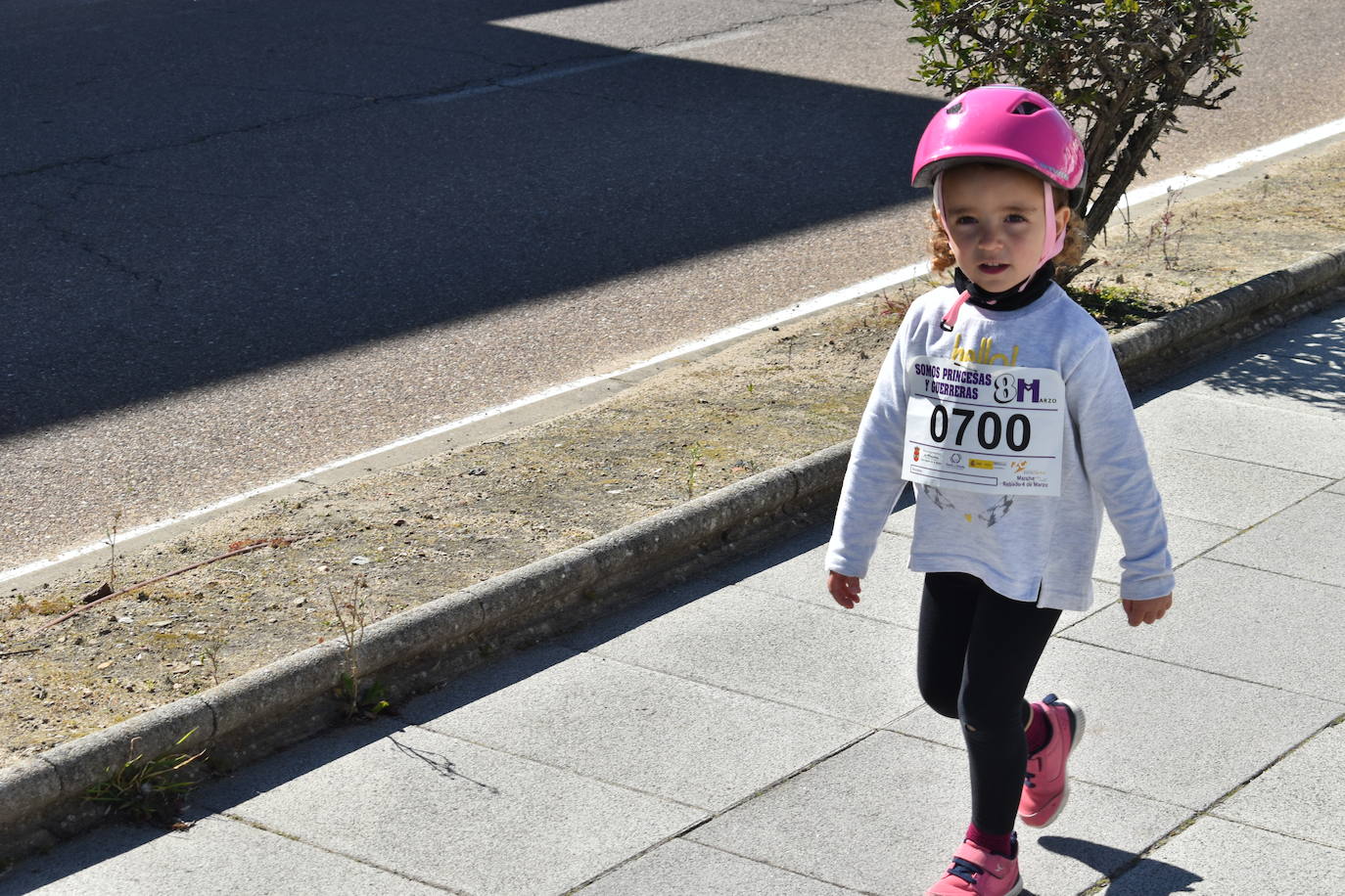 Con motivo de la Marcha del Día Internacional de la Mujer, Miajadas se llenó de Princesas y Guerreras que reivindicaban igualdad entre mujeres y hombres. Y lo hicieron acompañadas y apoyadas precisamente por muchos representantes del género masculino. Una marcha que recorre las calles de la localidad año tras año para dar visibilidad a esta lucha diaria que llevan a cabo desde las generaciones mayores hasta las más pequeñas, las que han vivido más trabas a las que están viviendo desde pequeñas que hay que pelear por seguir derribándolas. Tras la marcha, aún con energía para más, participaron en una Master Class de Zumba, y se llevó a cabo el sorteo de una bicicleta urbana entre todos los y las participantes de la marcha. Paula Rosas García fue la afortunada que volvió pedaleando a casa. 