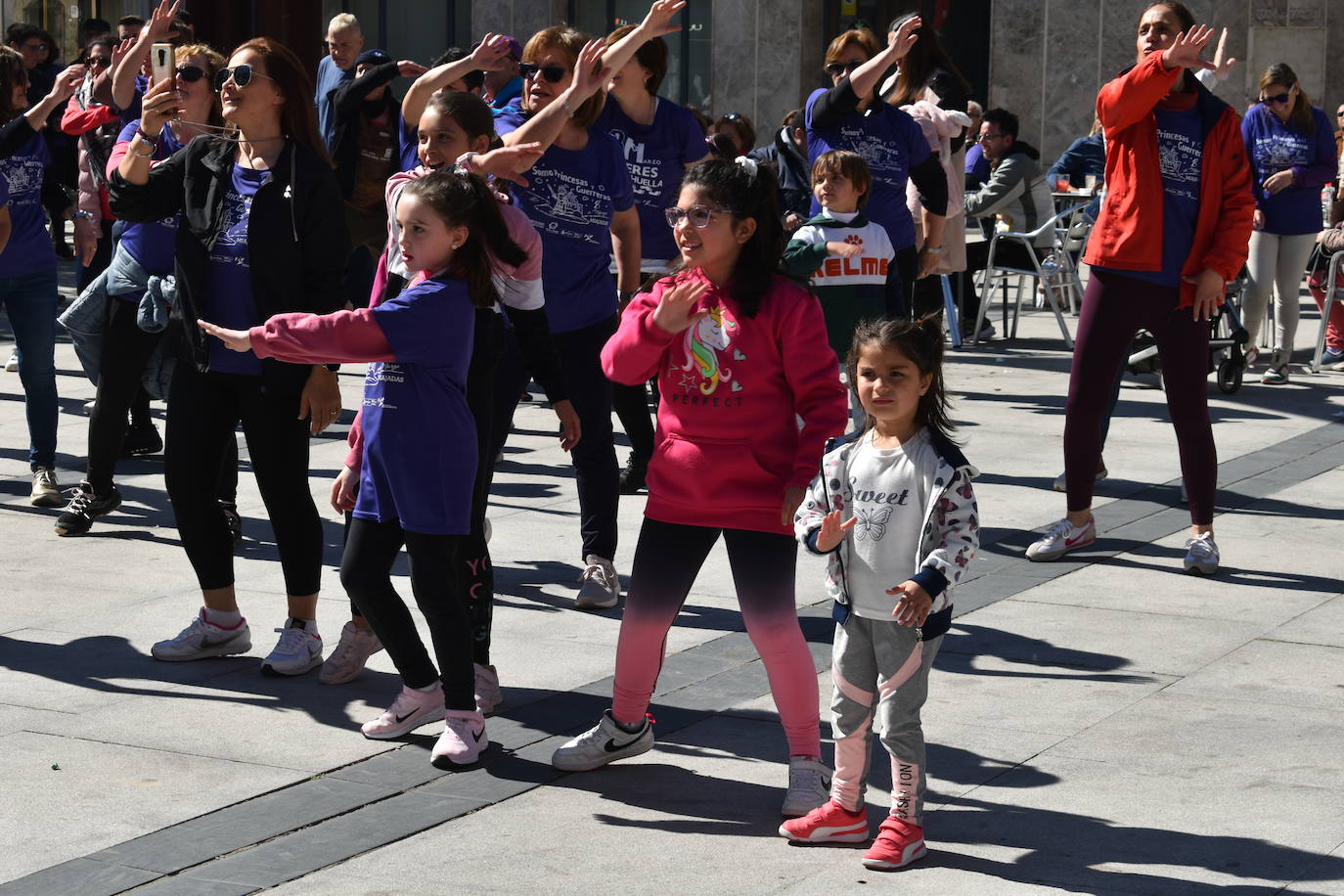 Con motivo de la Marcha del Día Internacional de la Mujer, Miajadas se llenó de Princesas y Guerreras que reivindicaban igualdad entre mujeres y hombres. Y lo hicieron acompañadas y apoyadas precisamente por muchos representantes del género masculino. Una marcha que recorre las calles de la localidad año tras año para dar visibilidad a esta lucha diaria que llevan a cabo desde las generaciones mayores hasta las más pequeñas, las que han vivido más trabas a las que están viviendo desde pequeñas que hay que pelear por seguir derribándolas. Tras la marcha, aún con energía para más, participaron en una Master Class de Zumba, y se llevó a cabo el sorteo de una bicicleta urbana entre todos los y las participantes de la marcha. Paula Rosas García fue la afortunada que volvió pedaleando a casa. 