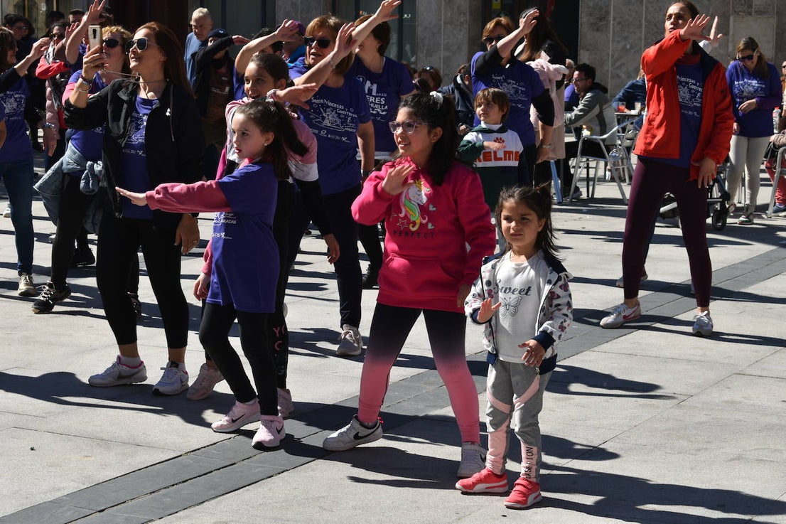 Con motivo de la Marcha del Día Internacional de la Mujer, Miajadas se llenó de Princesas y Guerreras que reivindicaban igualdad entre mujeres y hombres. Y lo hicieron acompañadas y apoyadas precisamente por muchos representantes del género masculino. Una marcha que recorre las calles de la localidad año tras año para dar visibilidad a esta lucha diaria que llevan a cabo desde las generaciones mayores hasta las más pequeñas, las que han vivido más trabas a las que están viviendo desde pequeñas que hay que pelear por seguir derribándolas. Tras la marcha, aún con energía para más, participaron en una Master Class de Zumba, y se llevó a cabo el sorteo de una bicicleta urbana entre todos los y las participantes de la marcha. Paula Rosas García fue la afortunada que volvió pedaleando a casa. 