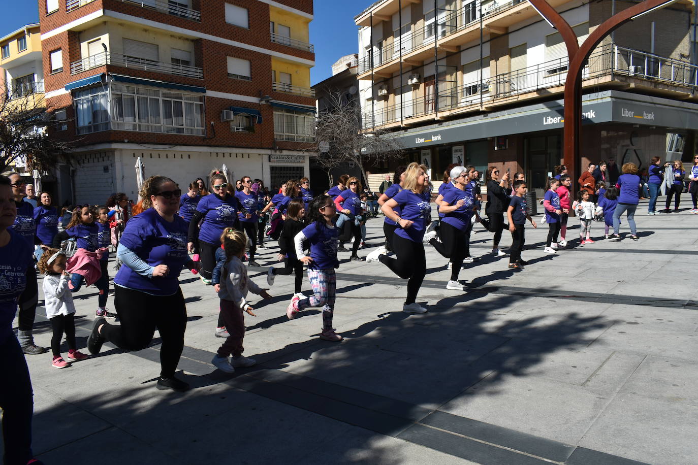 Con motivo de la Marcha del Día Internacional de la Mujer, Miajadas se llenó de Princesas y Guerreras que reivindicaban igualdad entre mujeres y hombres. Y lo hicieron acompañadas y apoyadas precisamente por muchos representantes del género masculino. Una marcha que recorre las calles de la localidad año tras año para dar visibilidad a esta lucha diaria que llevan a cabo desde las generaciones mayores hasta las más pequeñas, las que han vivido más trabas a las que están viviendo desde pequeñas que hay que pelear por seguir derribándolas. Tras la marcha, aún con energía para más, participaron en una Master Class de Zumba, y se llevó a cabo el sorteo de una bicicleta urbana entre todos los y las participantes de la marcha. Paula Rosas García fue la afortunada que volvió pedaleando a casa. 