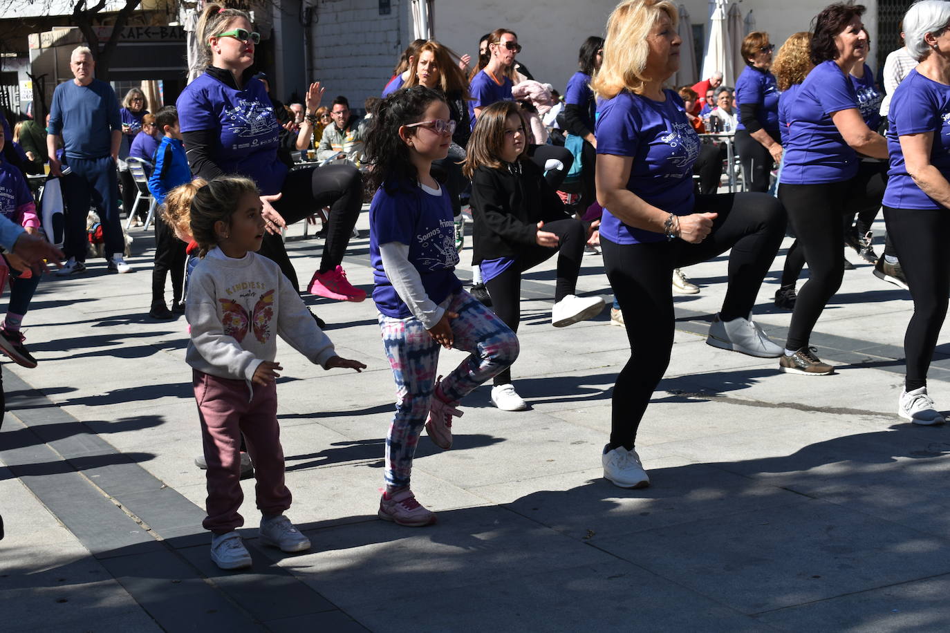 Con motivo de la Marcha del Día Internacional de la Mujer, Miajadas se llenó de Princesas y Guerreras que reivindicaban igualdad entre mujeres y hombres. Y lo hicieron acompañadas y apoyadas precisamente por muchos representantes del género masculino. Una marcha que recorre las calles de la localidad año tras año para dar visibilidad a esta lucha diaria que llevan a cabo desde las generaciones mayores hasta las más pequeñas, las que han vivido más trabas a las que están viviendo desde pequeñas que hay que pelear por seguir derribándolas. Tras la marcha, aún con energía para más, participaron en una Master Class de Zumba, y se llevó a cabo el sorteo de una bicicleta urbana entre todos los y las participantes de la marcha. Paula Rosas García fue la afortunada que volvió pedaleando a casa. 
