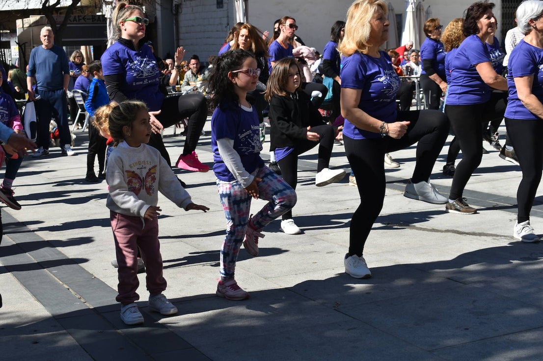 Con motivo de la Marcha del Día Internacional de la Mujer, Miajadas se llenó de Princesas y Guerreras que reivindicaban igualdad entre mujeres y hombres. Y lo hicieron acompañadas y apoyadas precisamente por muchos representantes del género masculino. Una marcha que recorre las calles de la localidad año tras año para dar visibilidad a esta lucha diaria que llevan a cabo desde las generaciones mayores hasta las más pequeñas, las que han vivido más trabas a las que están viviendo desde pequeñas que hay que pelear por seguir derribándolas. Tras la marcha, aún con energía para más, participaron en una Master Class de Zumba, y se llevó a cabo el sorteo de una bicicleta urbana entre todos los y las participantes de la marcha. Paula Rosas García fue la afortunada que volvió pedaleando a casa. 