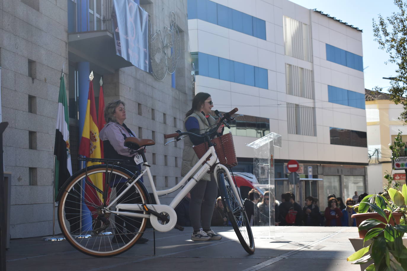 Con motivo de la Marcha del Día Internacional de la Mujer, Miajadas se llenó de Princesas y Guerreras que reivindicaban igualdad entre mujeres y hombres. Y lo hicieron acompañadas y apoyadas precisamente por muchos representantes del género masculino. Una marcha que recorre las calles de la localidad año tras año para dar visibilidad a esta lucha diaria que llevan a cabo desde las generaciones mayores hasta las más pequeñas, las que han vivido más trabas a las que están viviendo desde pequeñas que hay que pelear por seguir derribándolas. Tras la marcha, aún con energía para más, participaron en una Master Class de Zumba, y se llevó a cabo el sorteo de una bicicleta urbana entre todos los y las participantes de la marcha. Paula Rosas García fue la afortunada que volvió pedaleando a casa. 