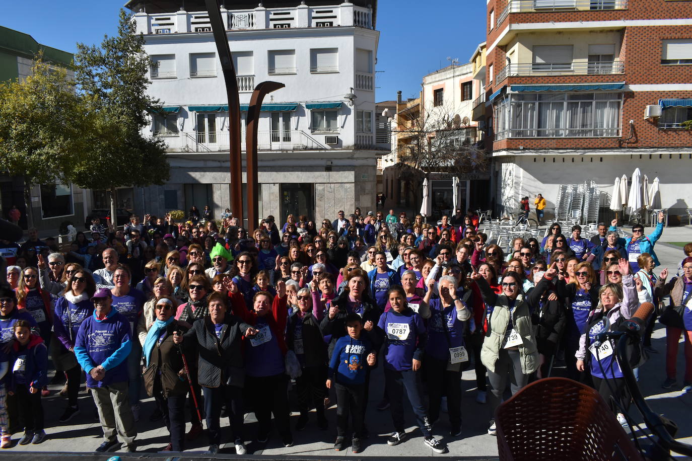 Con motivo de la Marcha del Día Internacional de la Mujer, Miajadas se llenó de Princesas y Guerreras que reivindicaban igualdad entre mujeres y hombres. Y lo hicieron acompañadas y apoyadas precisamente por muchos representantes del género masculino. Una marcha que recorre las calles de la localidad año tras año para dar visibilidad a esta lucha diaria que llevan a cabo desde las generaciones mayores hasta las más pequeñas, las que han vivido más trabas a las que están viviendo desde pequeñas que hay que pelear por seguir derribándolas. Tras la marcha, aún con energía para más, participaron en una Master Class de Zumba, y se llevó a cabo el sorteo de una bicicleta urbana entre todos los y las participantes de la marcha. Paula Rosas García fue la afortunada que volvió pedaleando a casa. 