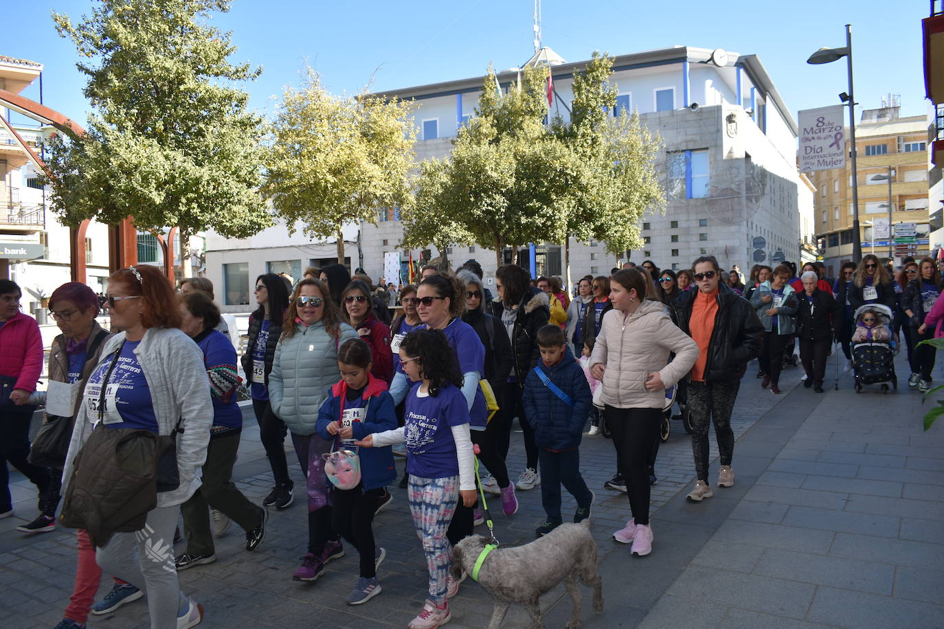 Con motivo de la Marcha del Día Internacional de la Mujer, Miajadas se llenó de Princesas y Guerreras que reivindicaban igualdad entre mujeres y hombres. Y lo hicieron acompañadas y apoyadas precisamente por muchos representantes del género masculino. Una marcha que recorre las calles de la localidad año tras año para dar visibilidad a esta lucha diaria que llevan a cabo desde las generaciones mayores hasta las más pequeñas, las que han vivido más trabas a las que están viviendo desde pequeñas que hay que pelear por seguir derribándolas. Tras la marcha, aún con energía para más, participaron en una Master Class de Zumba, y se llevó a cabo el sorteo de una bicicleta urbana entre todos los y las participantes de la marcha. Paula Rosas García fue la afortunada que volvió pedaleando a casa. 