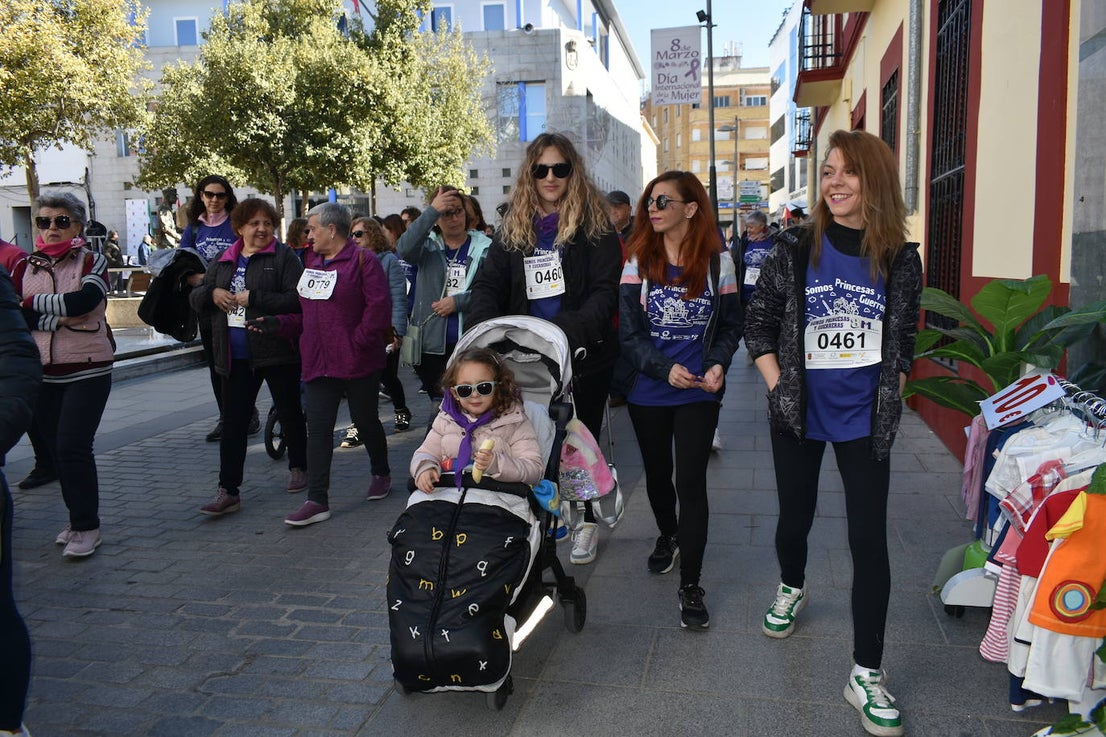 Con motivo de la Marcha del Día Internacional de la Mujer, Miajadas se llenó de Princesas y Guerreras que reivindicaban igualdad entre mujeres y hombres. Y lo hicieron acompañadas y apoyadas precisamente por muchos representantes del género masculino. Una marcha que recorre las calles de la localidad año tras año para dar visibilidad a esta lucha diaria que llevan a cabo desde las generaciones mayores hasta las más pequeñas, las que han vivido más trabas a las que están viviendo desde pequeñas que hay que pelear por seguir derribándolas. Tras la marcha, aún con energía para más, participaron en una Master Class de Zumba, y se llevó a cabo el sorteo de una bicicleta urbana entre todos los y las participantes de la marcha. Paula Rosas García fue la afortunada que volvió pedaleando a casa. 