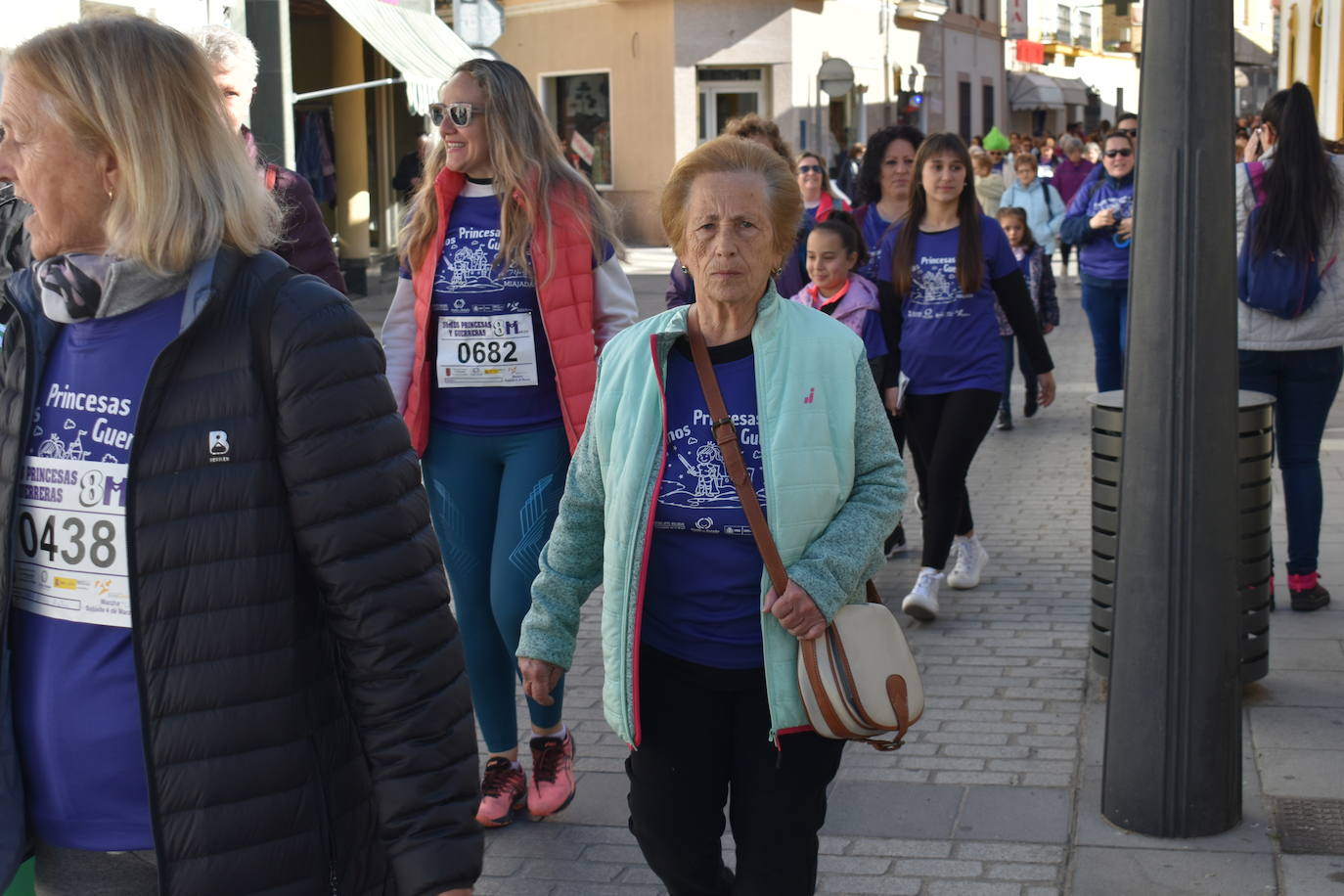 Con motivo de la Marcha del Día Internacional de la Mujer, Miajadas se llenó de Princesas y Guerreras que reivindicaban igualdad entre mujeres y hombres. Y lo hicieron acompañadas y apoyadas precisamente por muchos representantes del género masculino. Una marcha que recorre las calles de la localidad año tras año para dar visibilidad a esta lucha diaria que llevan a cabo desde las generaciones mayores hasta las más pequeñas, las que han vivido más trabas a las que están viviendo desde pequeñas que hay que pelear por seguir derribándolas. Tras la marcha, aún con energía para más, participaron en una Master Class de Zumba, y se llevó a cabo el sorteo de una bicicleta urbana entre todos los y las participantes de la marcha. Paula Rosas García fue la afortunada que volvió pedaleando a casa. 