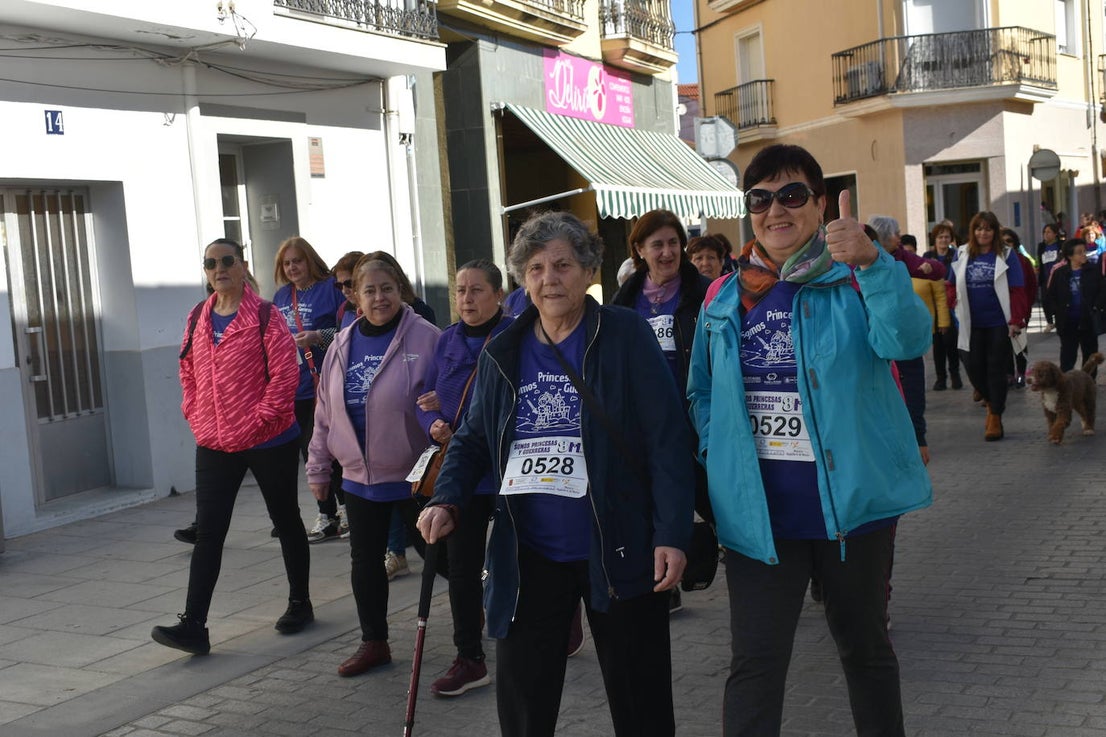 Con motivo de la Marcha del Día Internacional de la Mujer, Miajadas se llenó de Princesas y Guerreras que reivindicaban igualdad entre mujeres y hombres. Y lo hicieron acompañadas y apoyadas precisamente por muchos representantes del género masculino. Una marcha que recorre las calles de la localidad año tras año para dar visibilidad a esta lucha diaria que llevan a cabo desde las generaciones mayores hasta las más pequeñas, las que han vivido más trabas a las que están viviendo desde pequeñas que hay que pelear por seguir derribándolas. Tras la marcha, aún con energía para más, participaron en una Master Class de Zumba, y se llevó a cabo el sorteo de una bicicleta urbana entre todos los y las participantes de la marcha. Paula Rosas García fue la afortunada que volvió pedaleando a casa. 