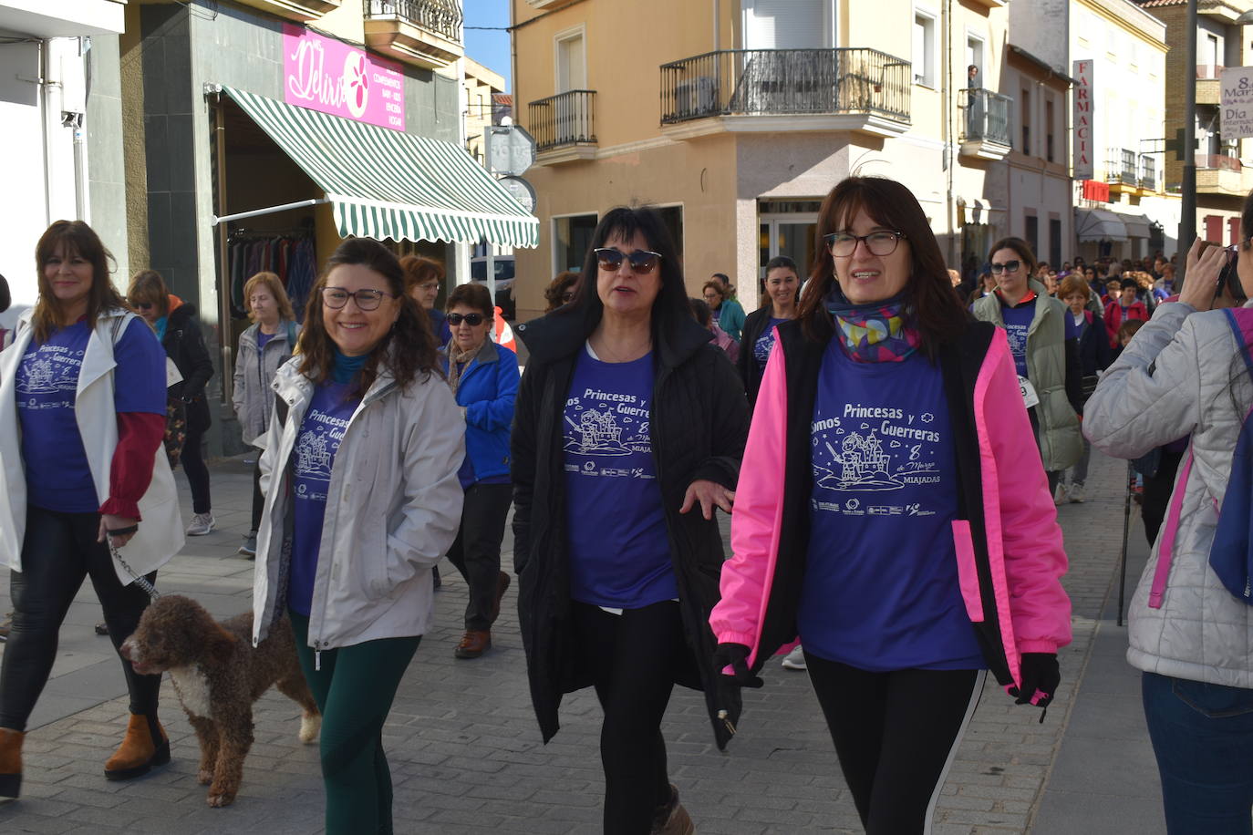 Con motivo de la Marcha del Día Internacional de la Mujer, Miajadas se llenó de Princesas y Guerreras que reivindicaban igualdad entre mujeres y hombres. Y lo hicieron acompañadas y apoyadas precisamente por muchos representantes del género masculino. Una marcha que recorre las calles de la localidad año tras año para dar visibilidad a esta lucha diaria que llevan a cabo desde las generaciones mayores hasta las más pequeñas, las que han vivido más trabas a las que están viviendo desde pequeñas que hay que pelear por seguir derribándolas. Tras la marcha, aún con energía para más, participaron en una Master Class de Zumba, y se llevó a cabo el sorteo de una bicicleta urbana entre todos los y las participantes de la marcha. Paula Rosas García fue la afortunada que volvió pedaleando a casa. 