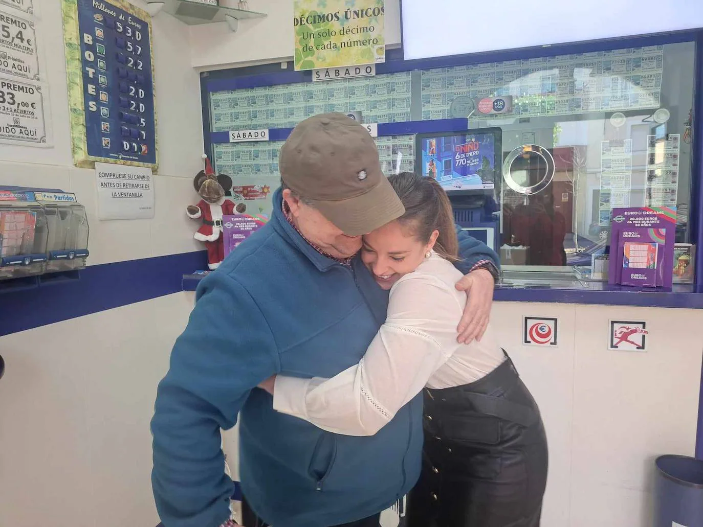 Antonio Jesús Masa y su hija Laura se abrazan emocionados
