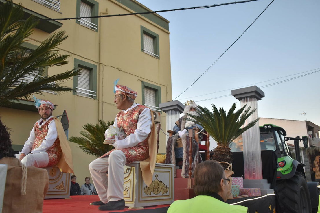 FOTOS: La magia de la Cabalgata de Reyes Magos recorrió las calles de Miajadas