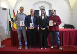 (De izq. a dcha) Miguel Ángel Fuentes, Manuel Laespada, Laura Masa (concejala de cultura), y José Antonio Palomares.