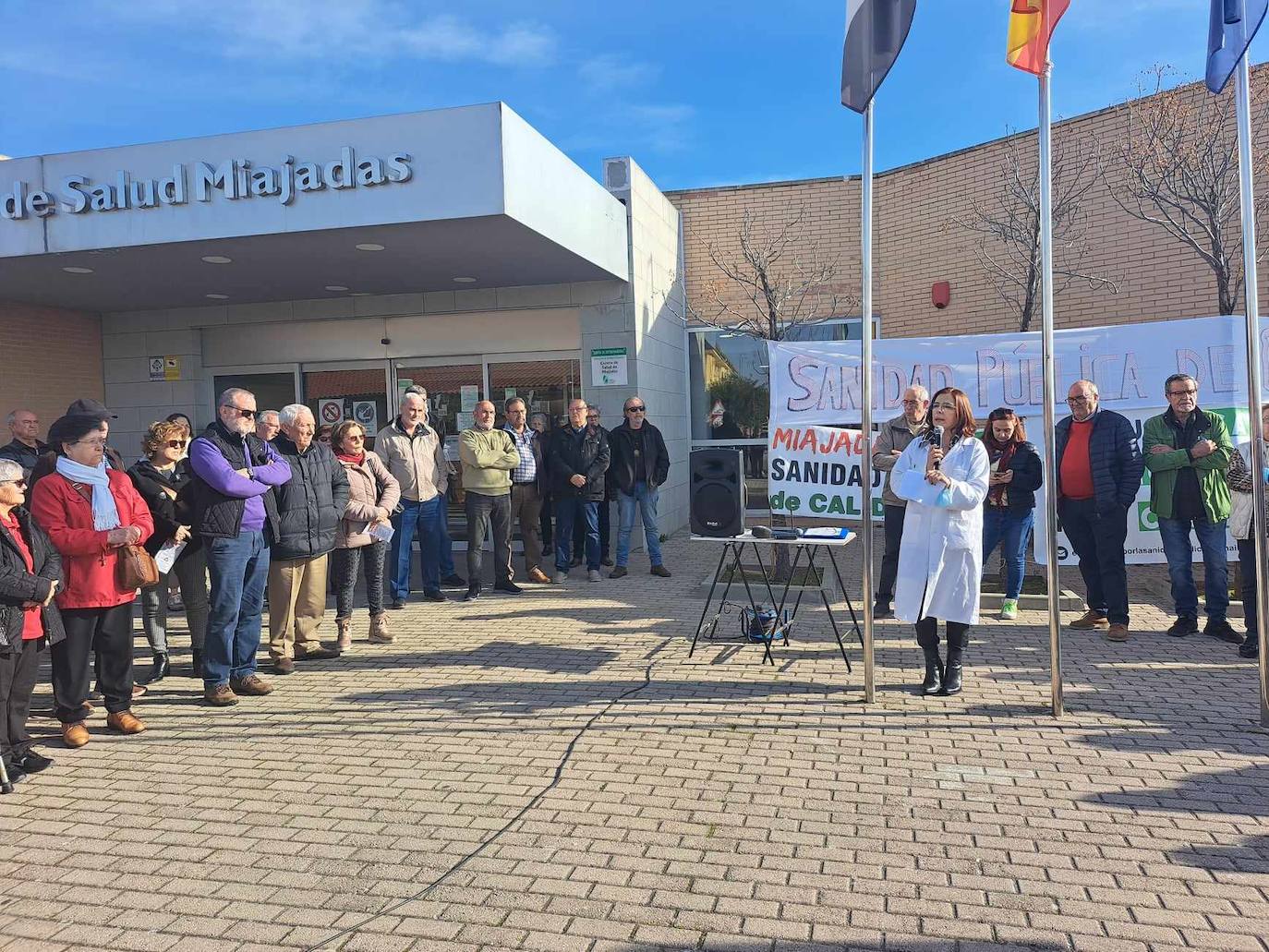 Concha Ortiz toma el micro en la concentración a las puertas del centro de salud Apolinar Moreno de Miajadas.