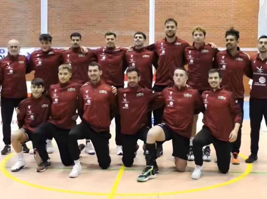 El Extremadura Grupo Laura Otero de Voleibol consigue salir de la zona de descenso