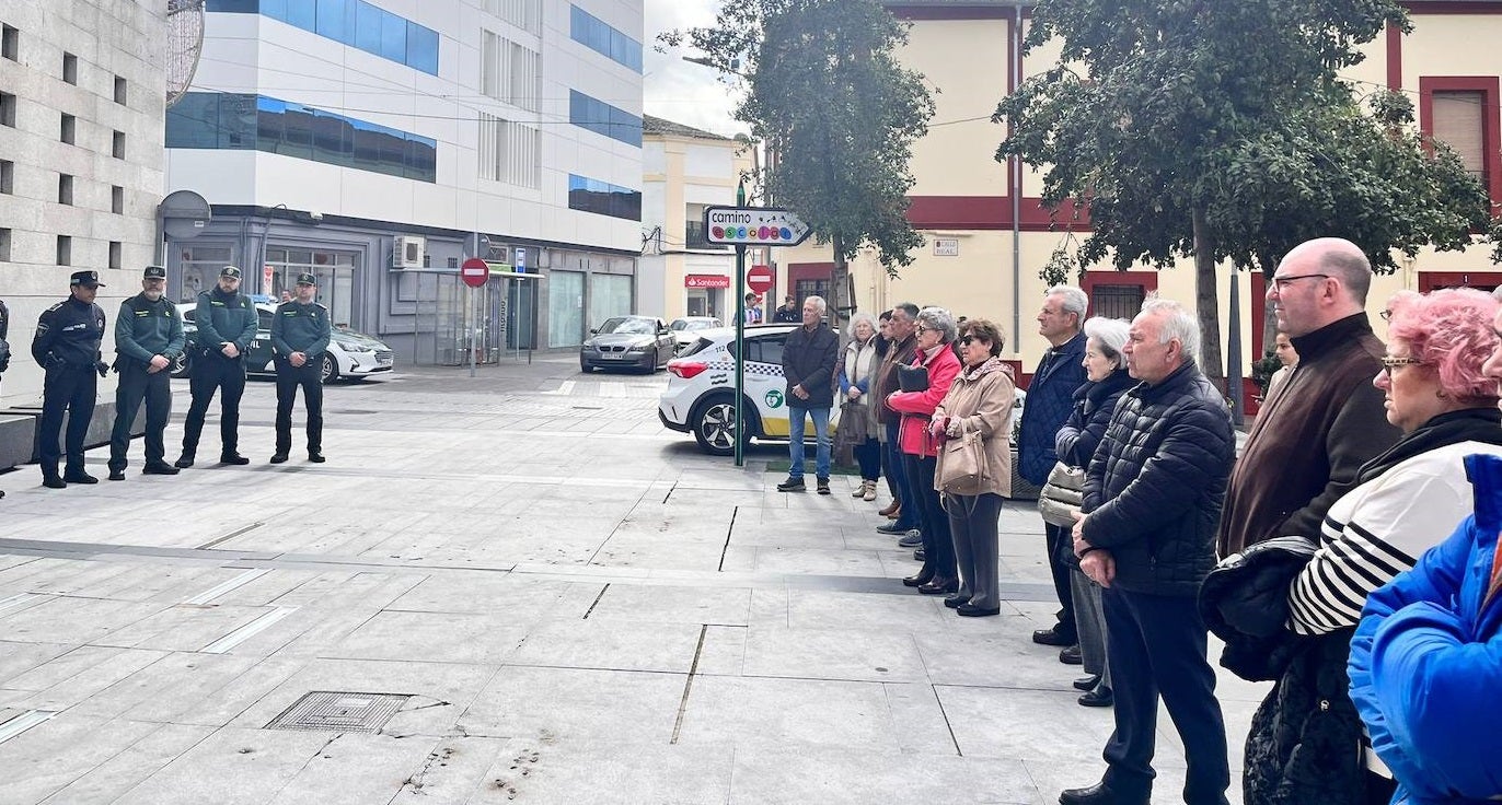Guardia Civil, Policía Local, autoridades locales y vecinos de Miajadas se concentraron en la Plaza de España.