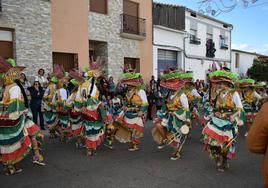 Una de las comparsas de la Convivencia Carnavalera de Miajadas el pasado año 2023