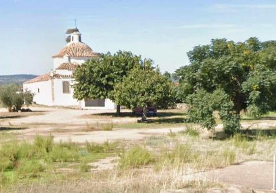 Las acampadas están permitidas en las explanadas cercanas a la Ermita del Santo, pero no en su área.