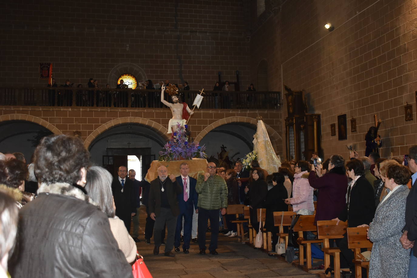 El reencuentro fue igual de hermoso dentro de la Iglesia