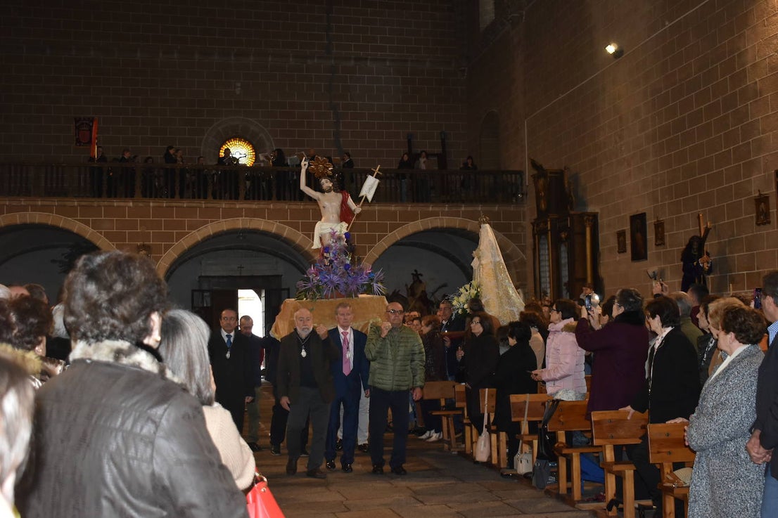 El reencuentro fue igual de hermoso dentro de la Iglesia